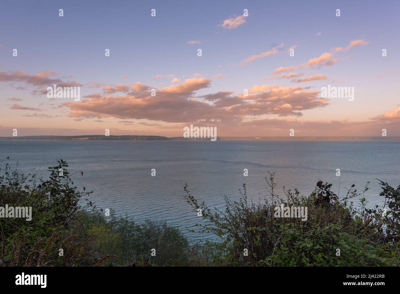 Tranquillo paesaggio di viaggio con le nuvole del tramonto cielo sopra la baia di acqua sul Puget Sound, Pacifico nord-occidentale Washington state Foto Stock