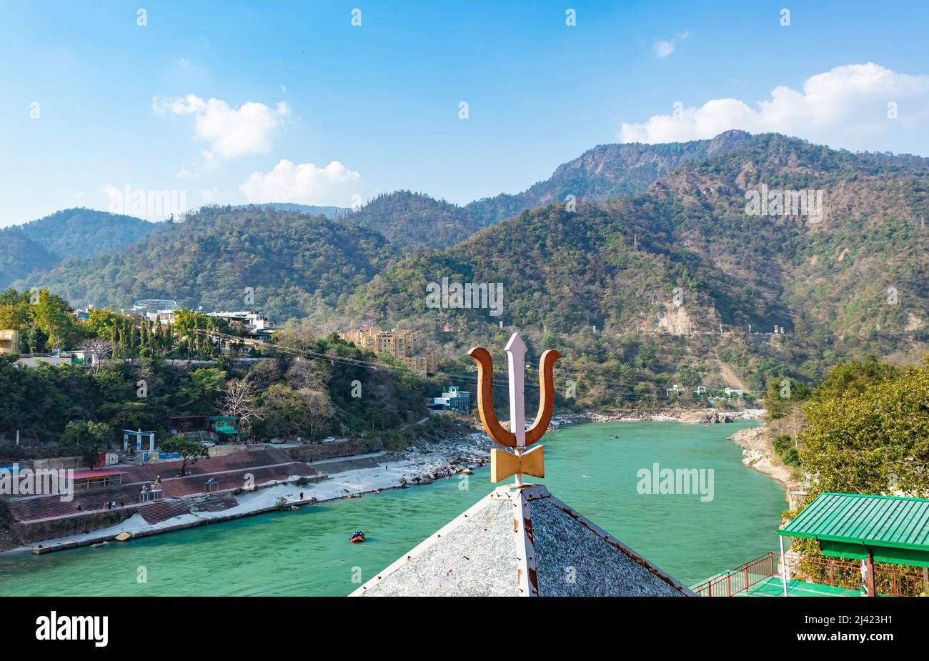 Simbolo religioso indiano trishul con montagna e cielo blu immagine di sfondo è preso a haridwar uttrakhand india il 23 22 febbraio. Foto Stock