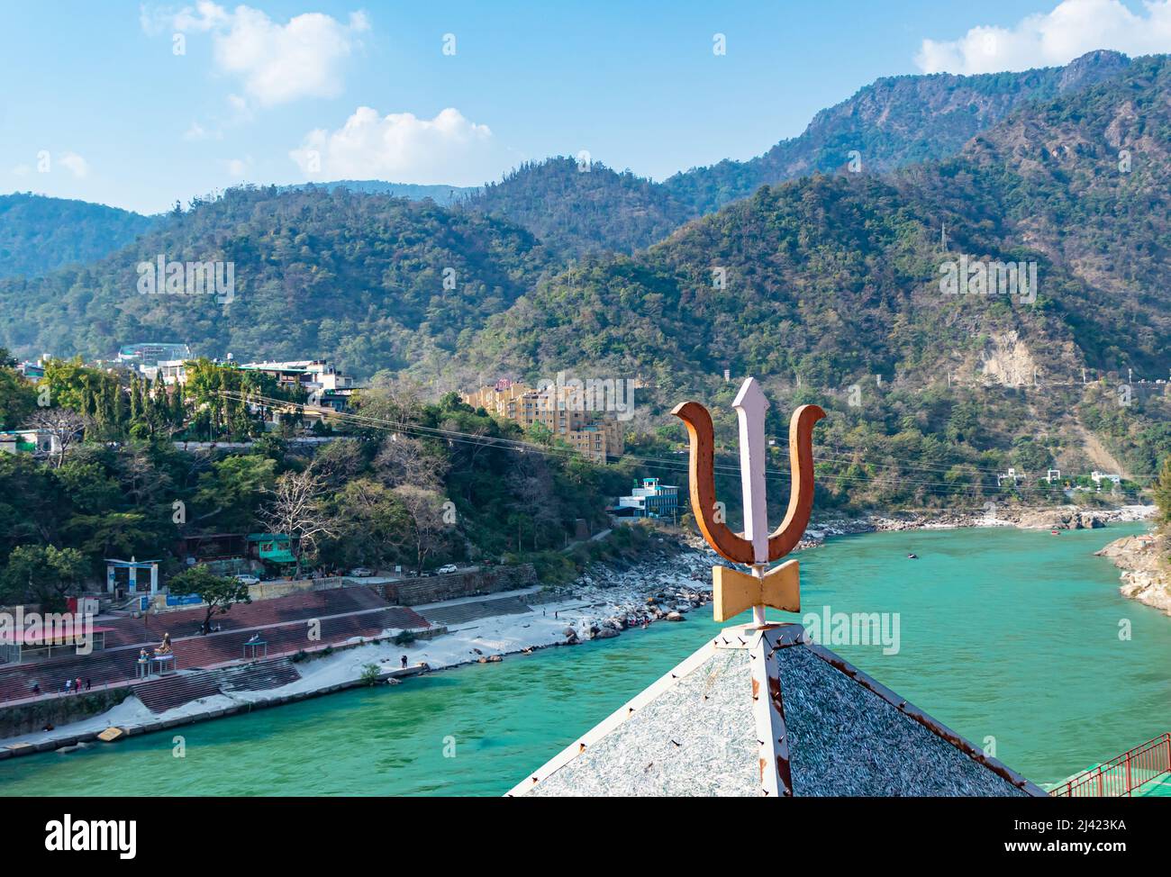 Simbolo religioso indiano trishul con montagna e cielo blu immagine di sfondo è preso a haridwar uttrakhand india il 23 22 febbraio. Foto Stock