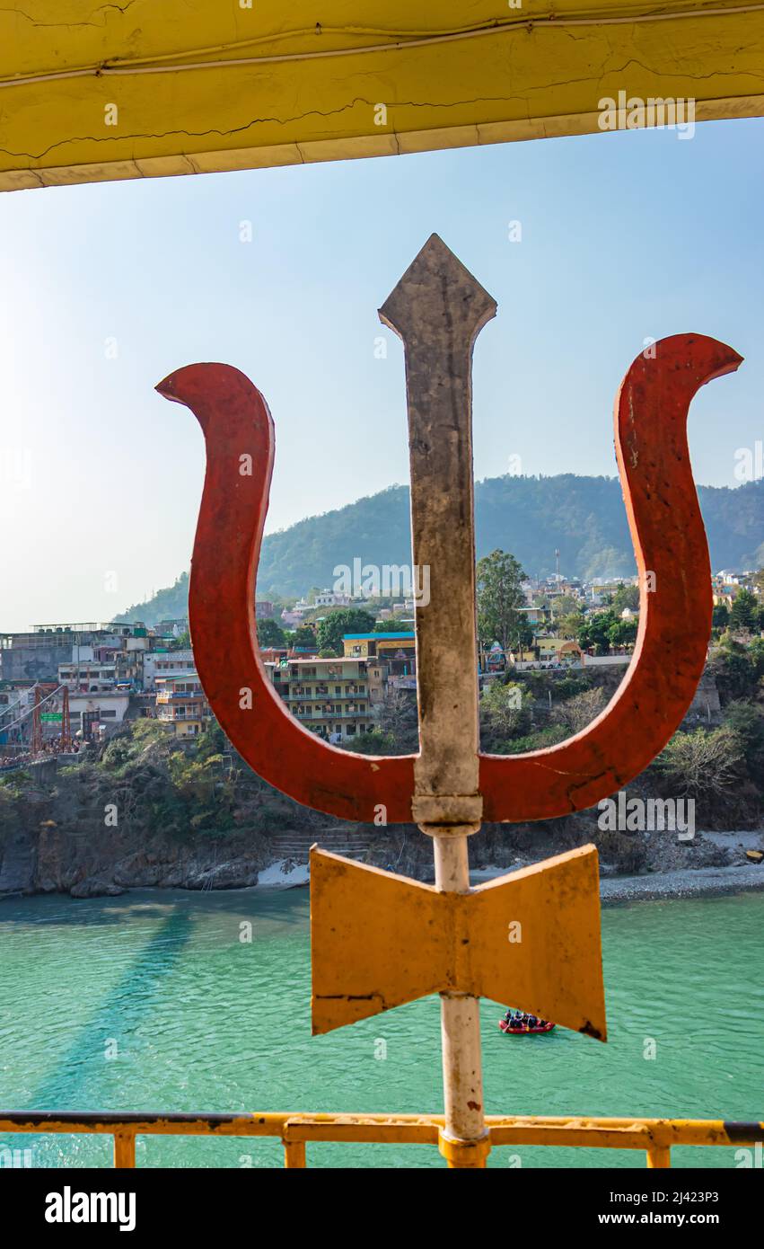 Simbolo religioso indiano trishul con immagine di sfondo di montagna è preso a haridwar uttrakhand india il 23 22 febbraio. Foto Stock