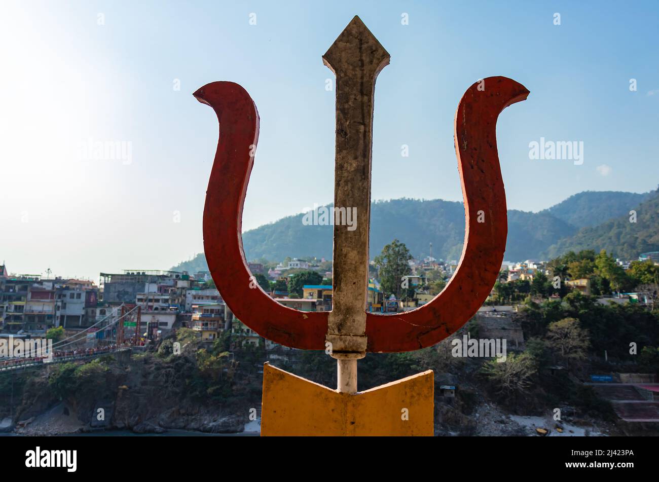 Simbolo religioso indiano trishul con immagine di sfondo di montagna è preso a haridwar uttrakhand india il 23 22 febbraio. Foto Stock