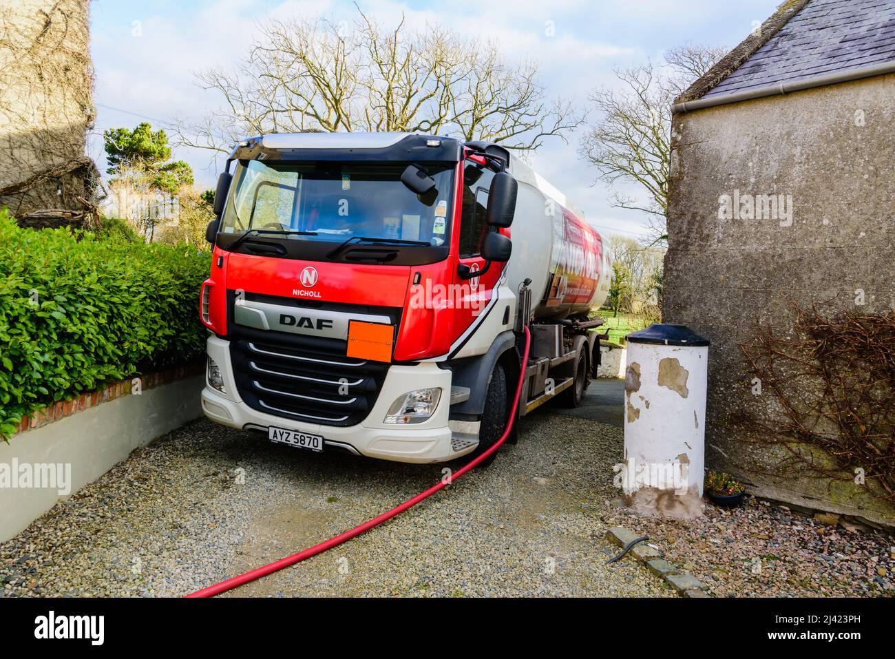 Il camion della petroliera fa una consegna dell'olio domestico di riscaldamento. Foto Stock