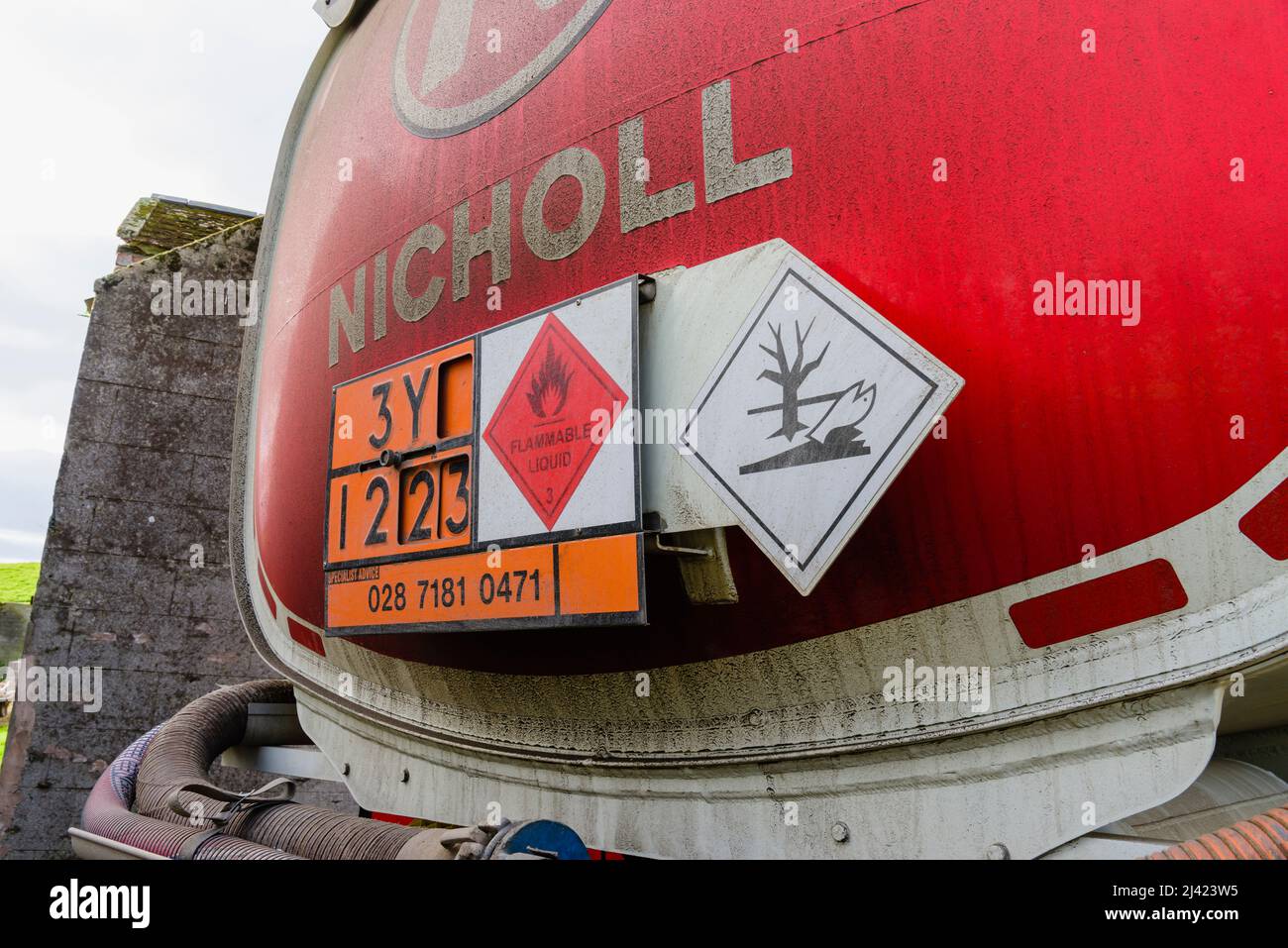 Segnali di avvertimento ambientali e dettagli di contatto di emergenza sul retro di un camion di consegna dell'olio di riscaldamento domestico. Foto Stock