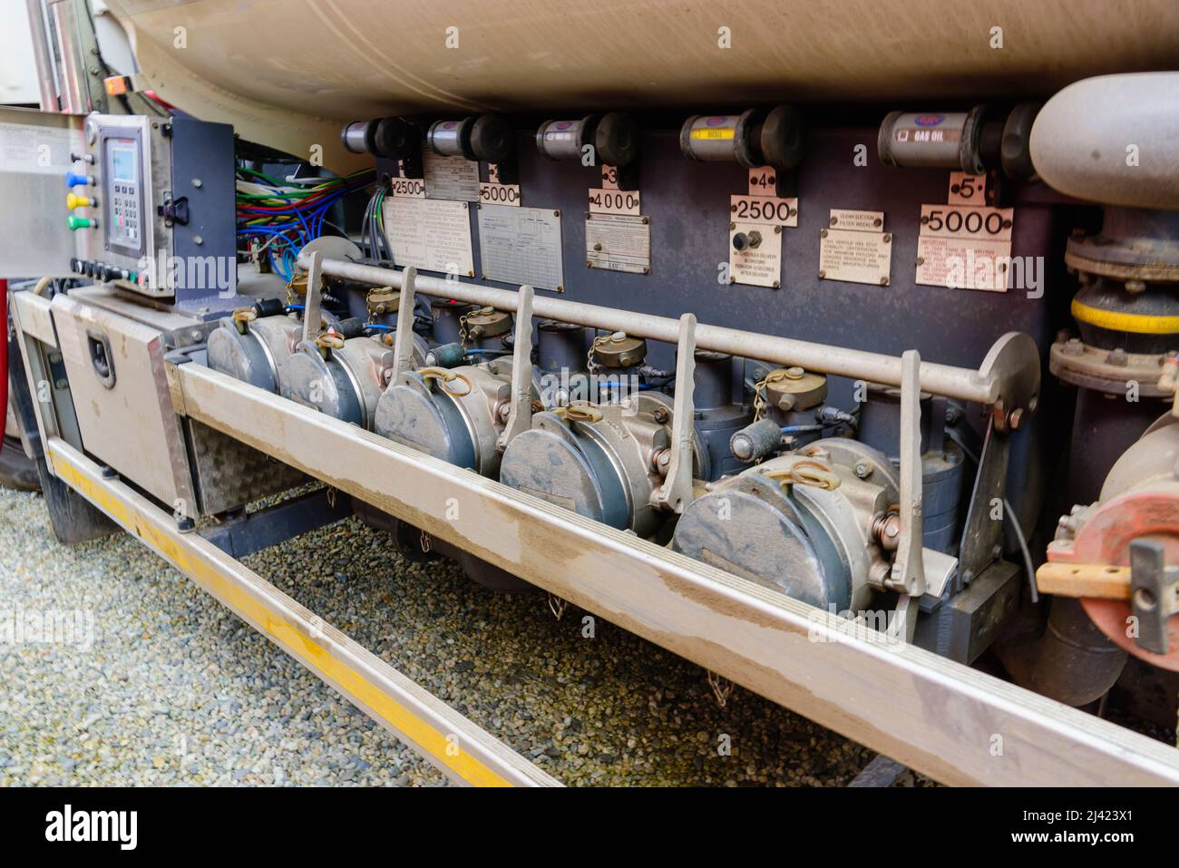 Uscite valvole per la pompa di un autocarro con mandata di olio per riscaldamento domestico. Foto Stock