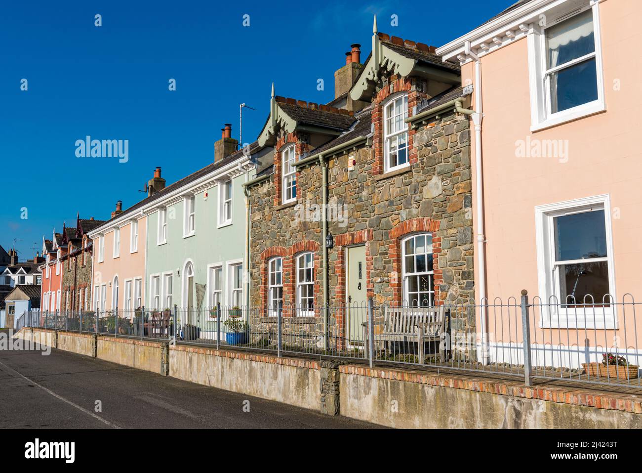 Graziose case a schiera lungo il lungomare di Strangford, County Down, Irlanda del Nord, Regno Unito Foto Stock