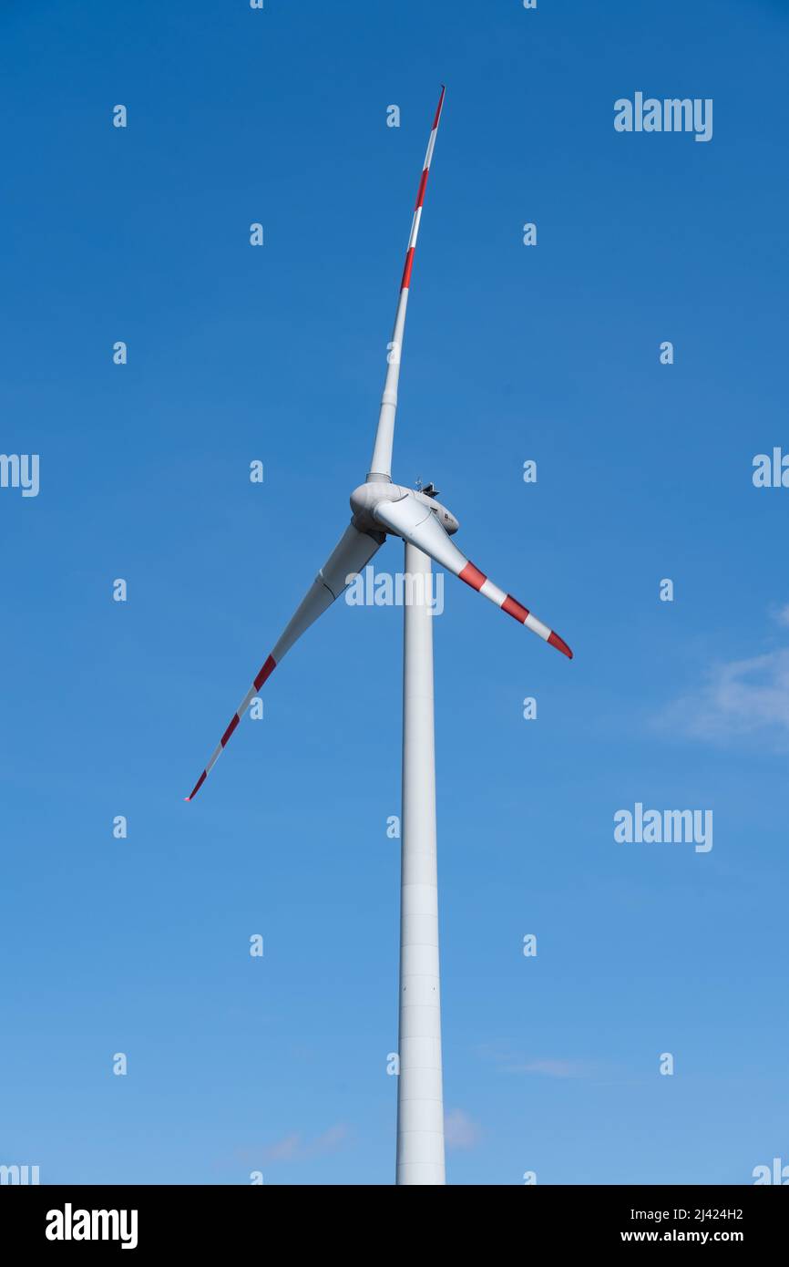 Produzione di energia alternativa ed ecologica nella fattoria eolica Foto Stock