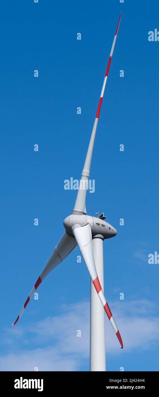 Produzione di energia alternativa ed ecologica nella fattoria eolica Foto Stock