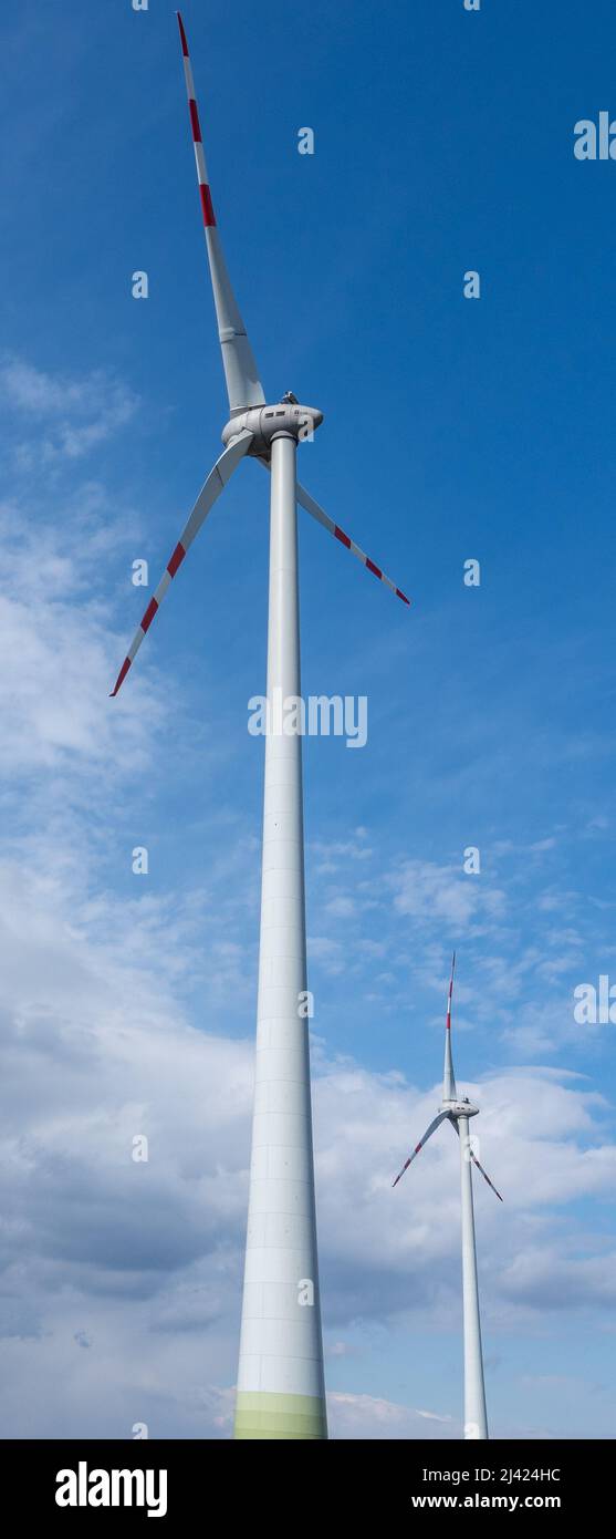 Produzione di energia alternativa ed ecologica nella fattoria eolica Foto Stock