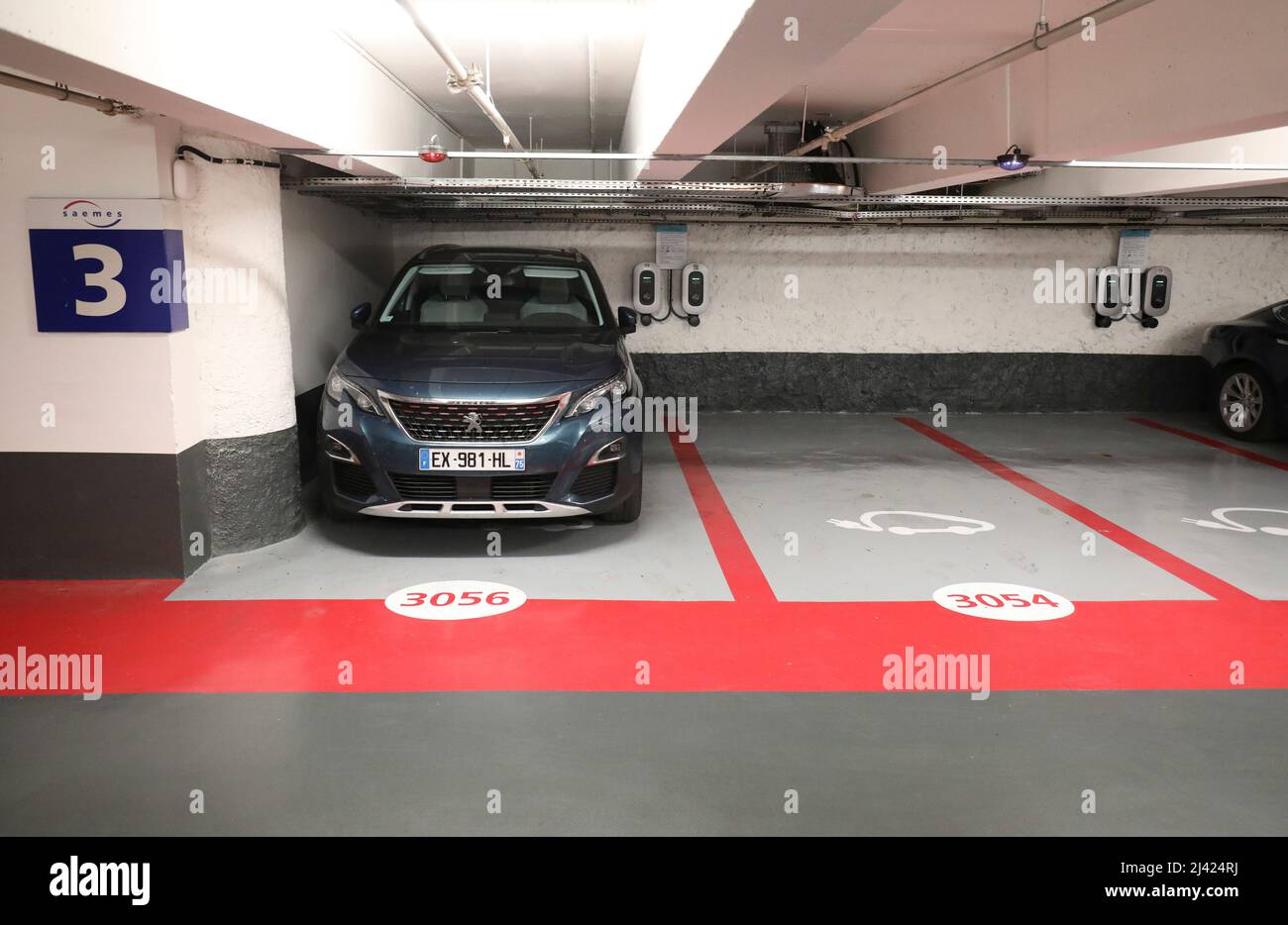 A PARIGI SI APRONO LE PIÙ GRANDI STAZIONI DI RICARICA PER VEICOLI ELETTRICI Foto Stock