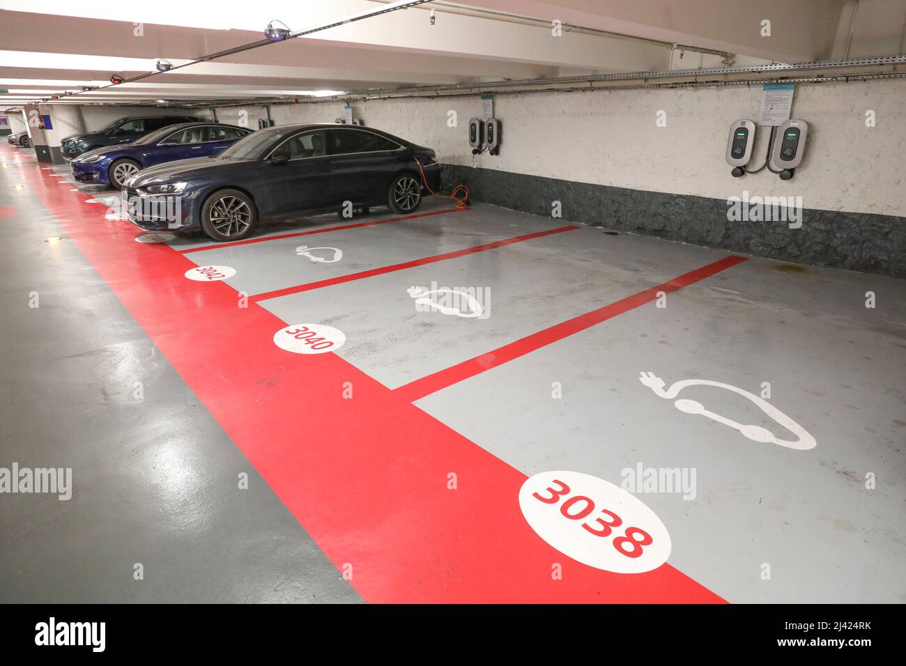 A PARIGI SI APRONO LE PIÙ GRANDI STAZIONI DI RICARICA PER VEICOLI ELETTRICI Foto Stock