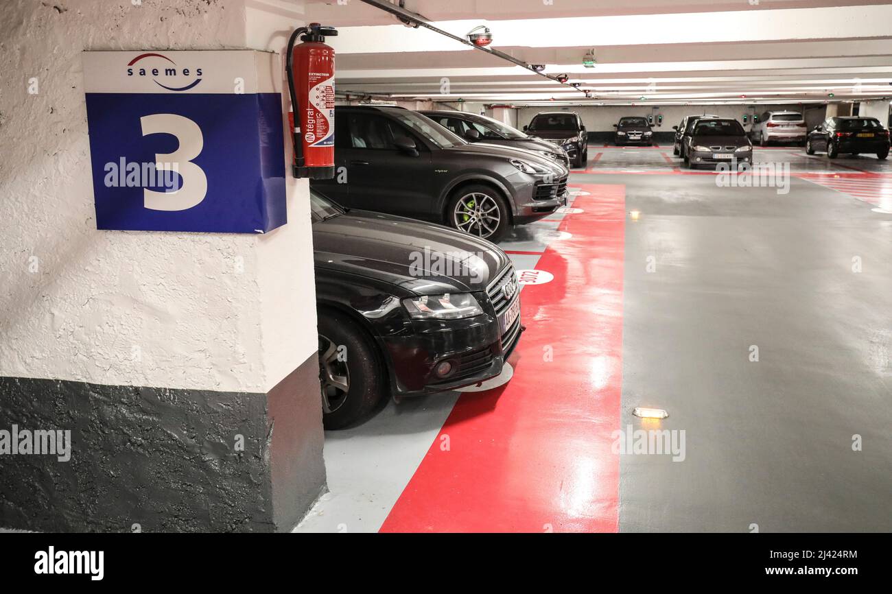 A PARIGI SI APRONO LE PIÙ GRANDI STAZIONI DI RICARICA PER VEICOLI ELETTRICI Foto Stock