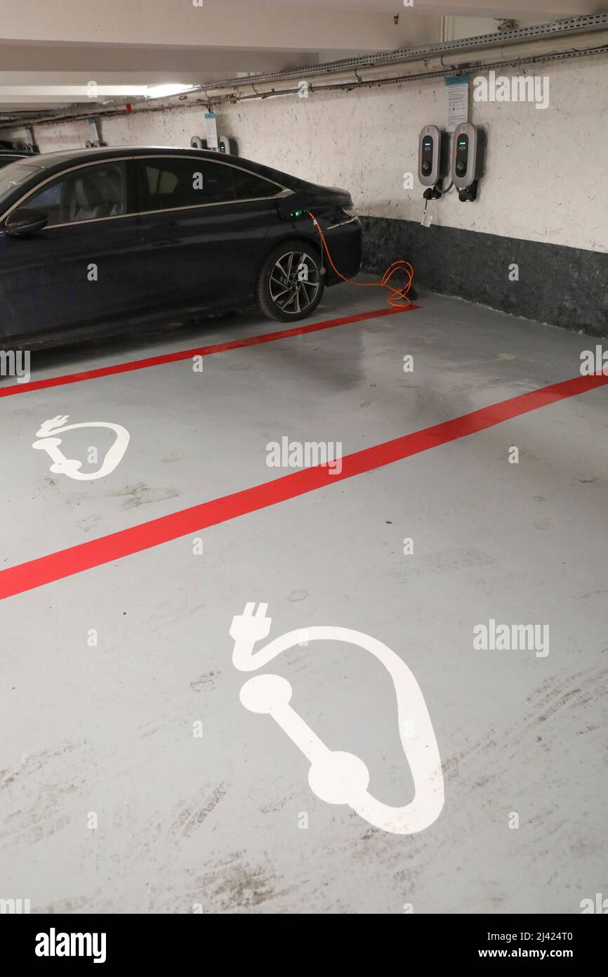 A PARIGI SI APRONO LE PIÙ GRANDI STAZIONI DI RICARICA PER VEICOLI ELETTRICI Foto Stock