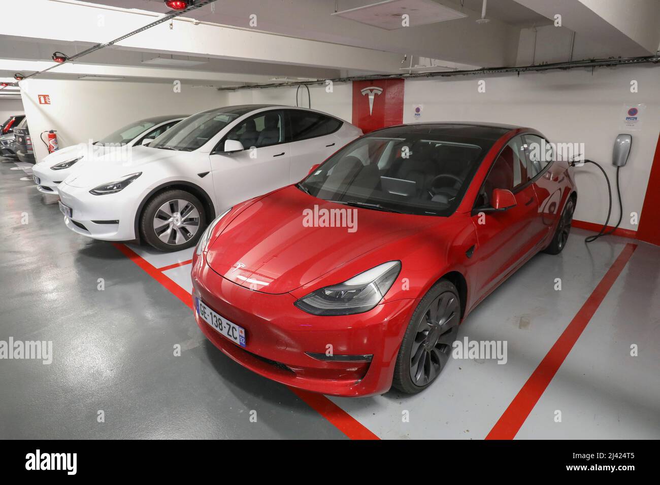 A PARIGI SI APRONO LE PIÙ GRANDI STAZIONI DI RICARICA PER VEICOLI ELETTRICI Foto Stock