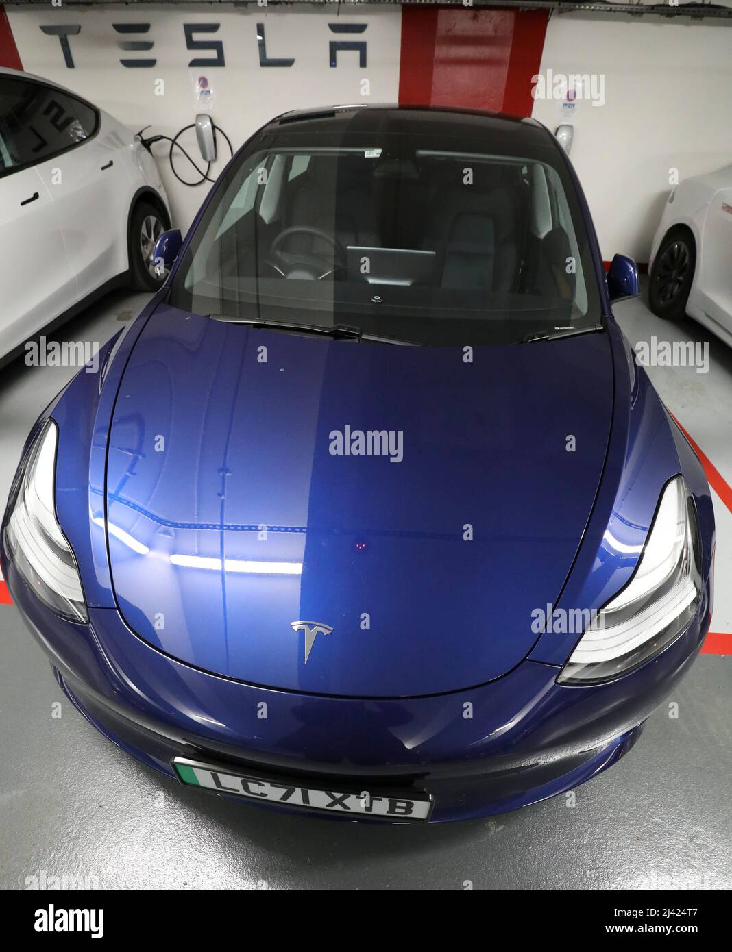 A PARIGI SI APRONO LE PIÙ GRANDI STAZIONI DI RICARICA PER VEICOLI ELETTRICI Foto Stock