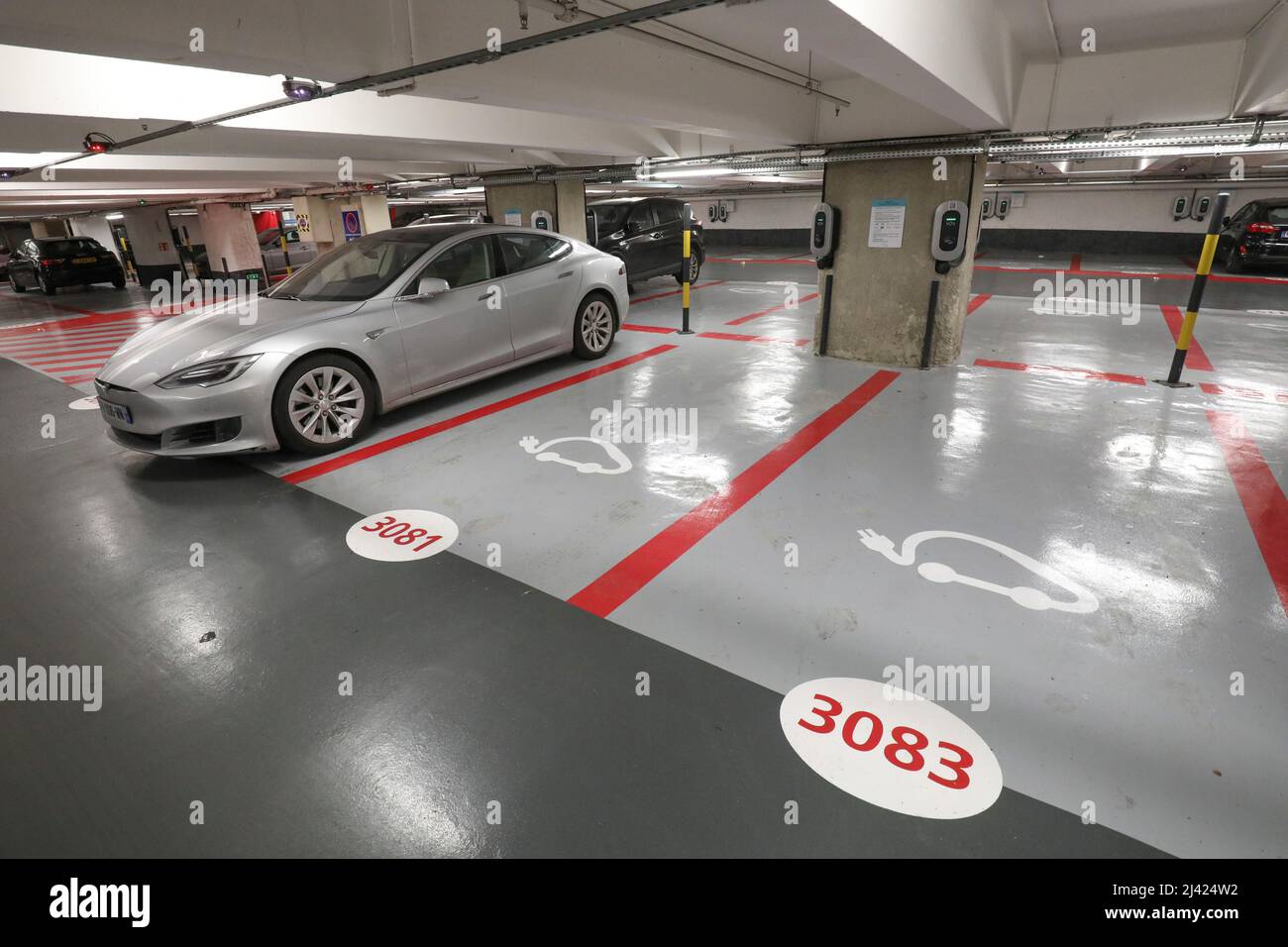 A PARIGI SI APRONO LE PIÙ GRANDI STAZIONI DI RICARICA PER VEICOLI ELETTRICI Foto Stock