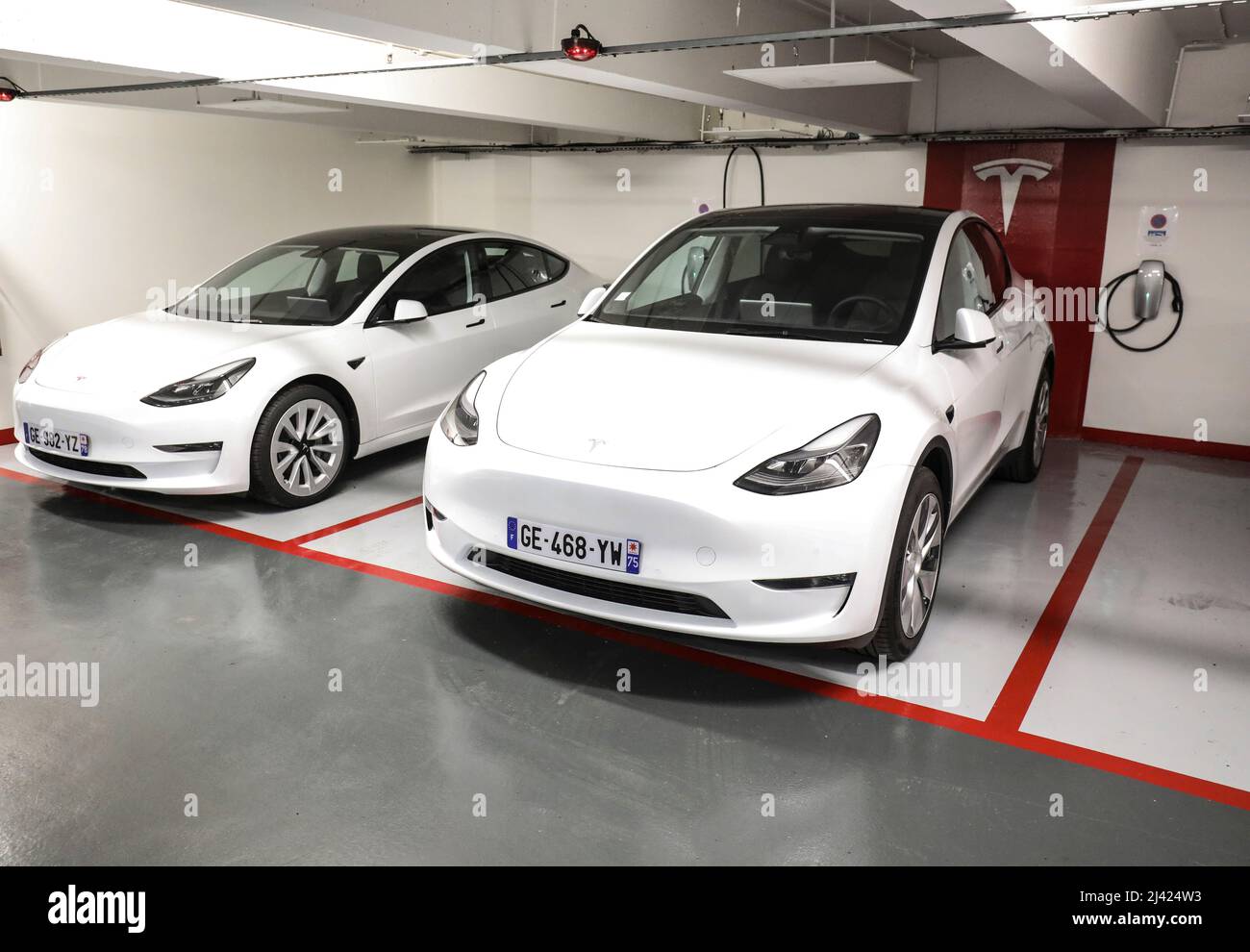 A PARIGI SI APRONO LE PIÙ GRANDI STAZIONI DI RICARICA PER VEICOLI ELETTRICI Foto Stock