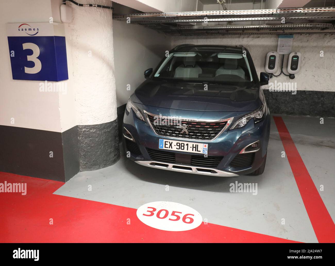 A PARIGI SI APRONO LE PIÙ GRANDI STAZIONI DI RICARICA PER VEICOLI ELETTRICI Foto Stock