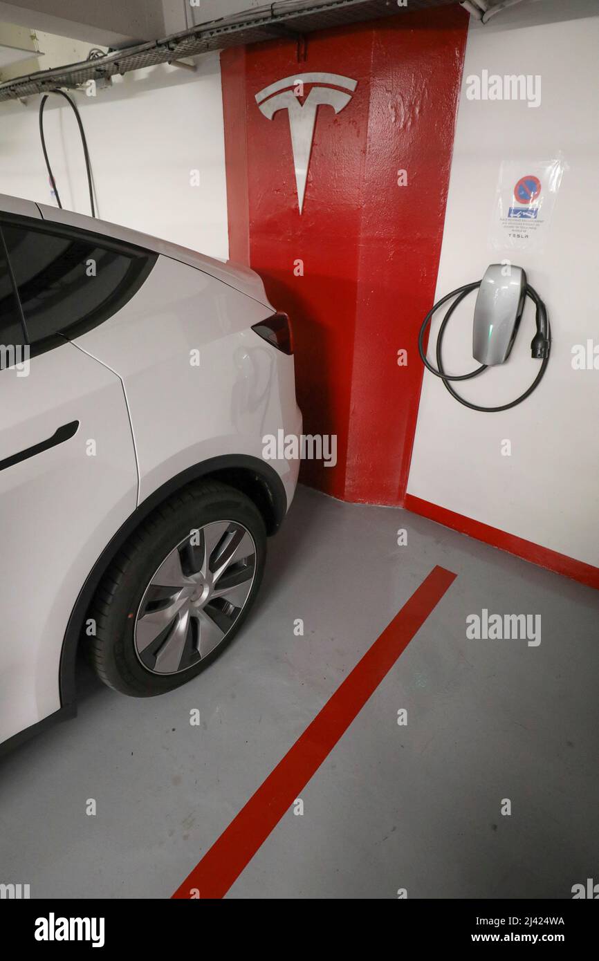 A PARIGI SI APRONO LE PIÙ GRANDI STAZIONI DI RICARICA PER VEICOLI ELETTRICI Foto Stock