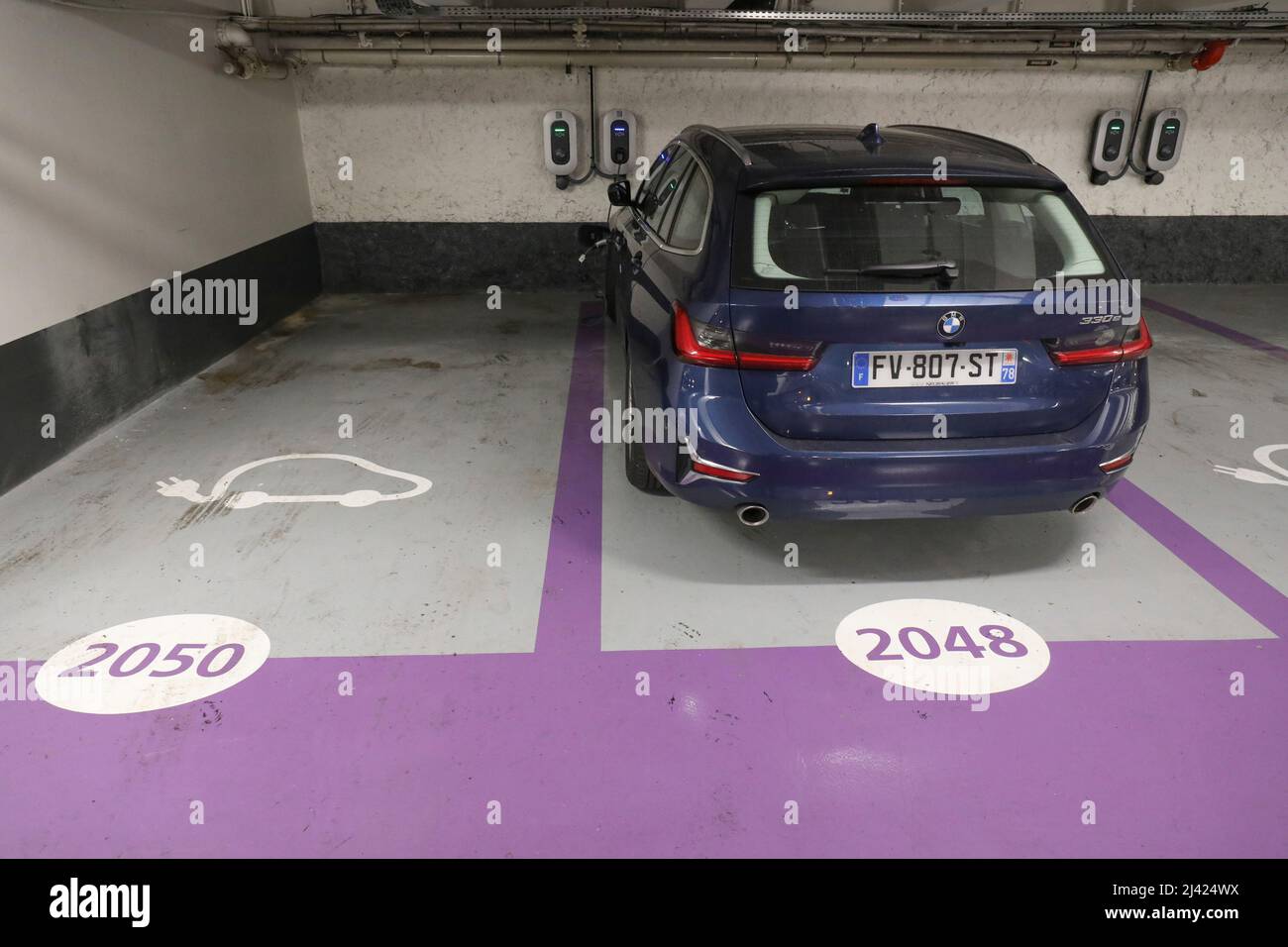 A PARIGI SI APRONO LE PIÙ GRANDI STAZIONI DI RICARICA PER VEICOLI ELETTRICI Foto Stock