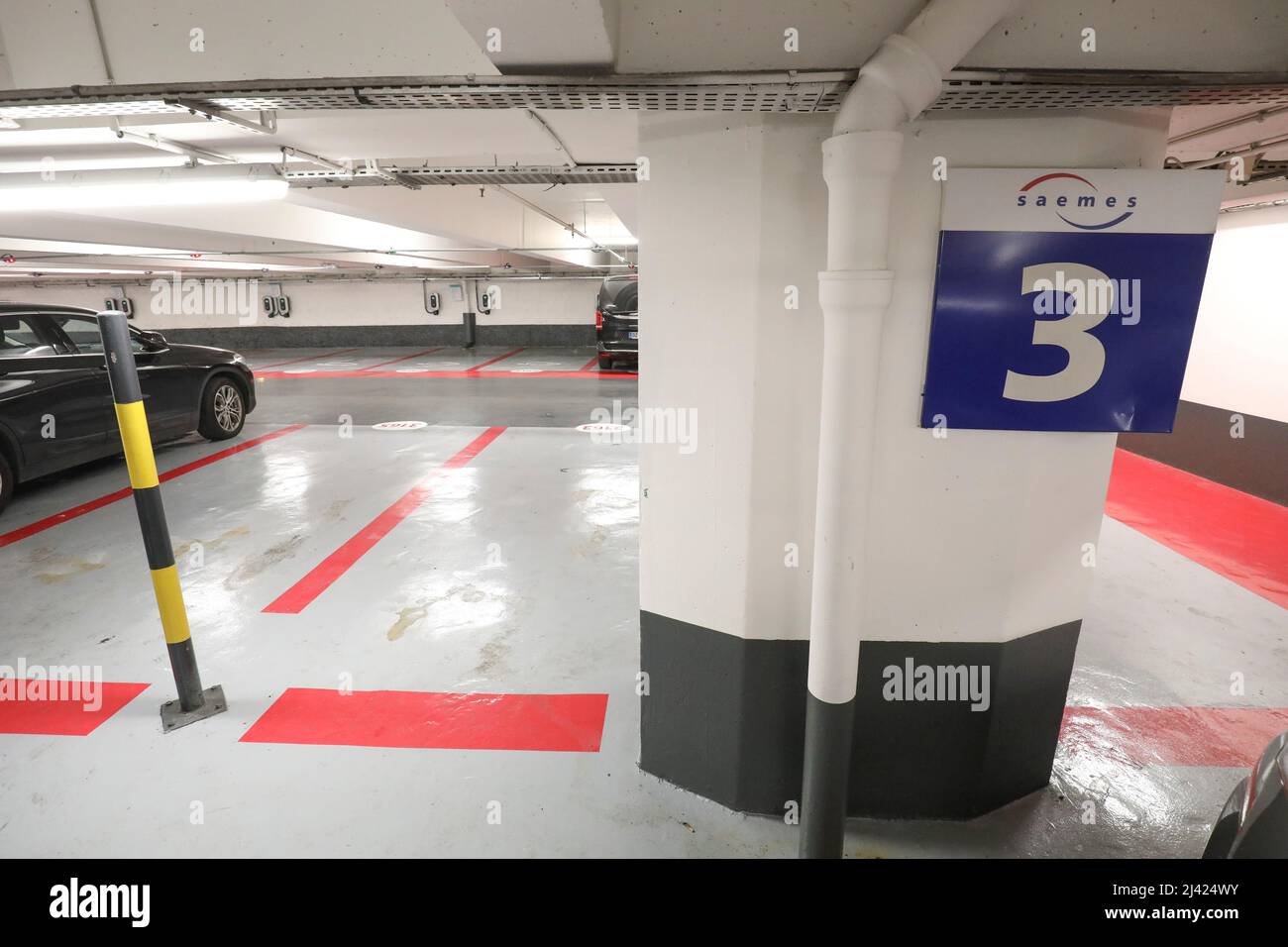 A PARIGI SI APRONO LE PIÙ GRANDI STAZIONI DI RICARICA PER VEICOLI ELETTRICI Foto Stock