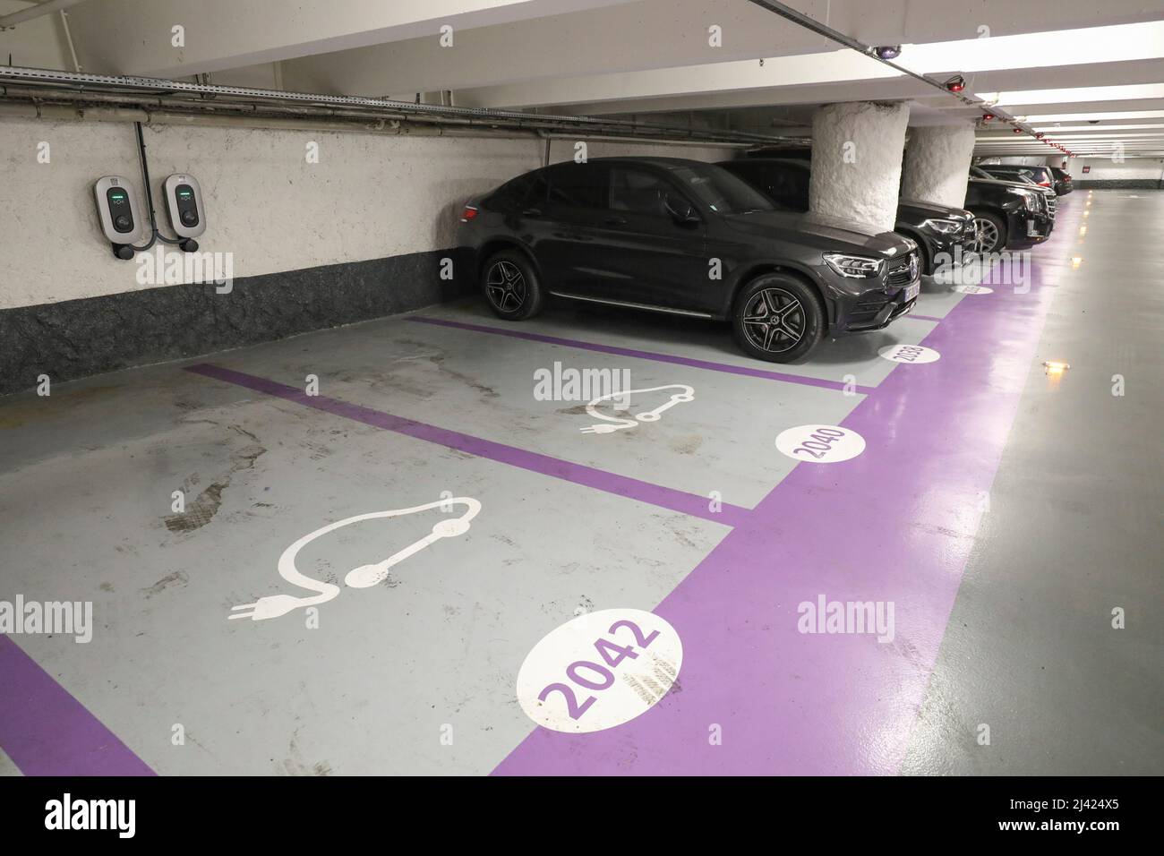 A PARIGI SI APRONO LE PIÙ GRANDI STAZIONI DI RICARICA PER VEICOLI ELETTRICI Foto Stock