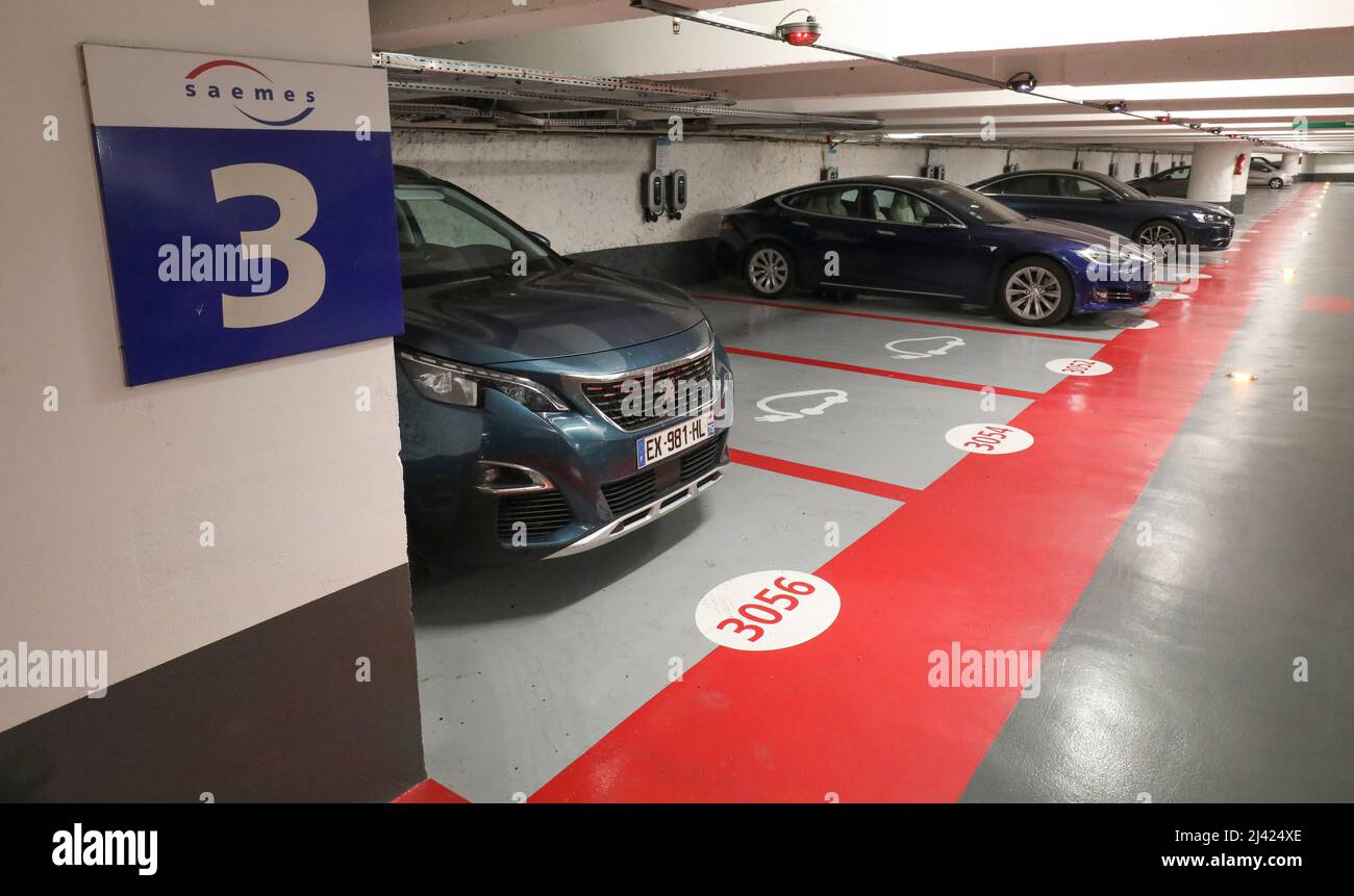 A PARIGI SI APRONO LE PIÙ GRANDI STAZIONI DI RICARICA PER VEICOLI ELETTRICI Foto Stock