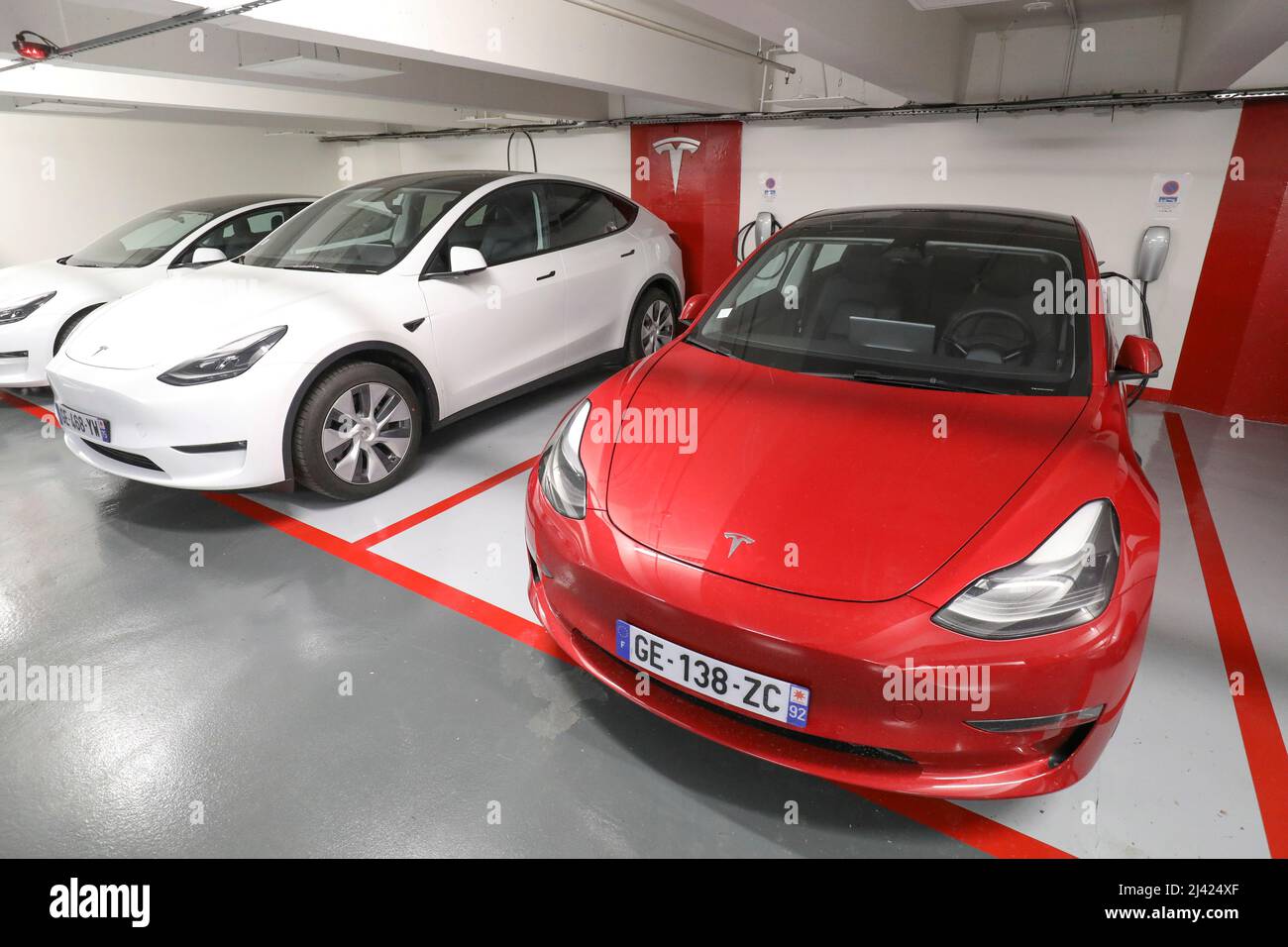 A PARIGI SI APRONO LE PIÙ GRANDI STAZIONI DI RICARICA PER VEICOLI ELETTRICI Foto Stock