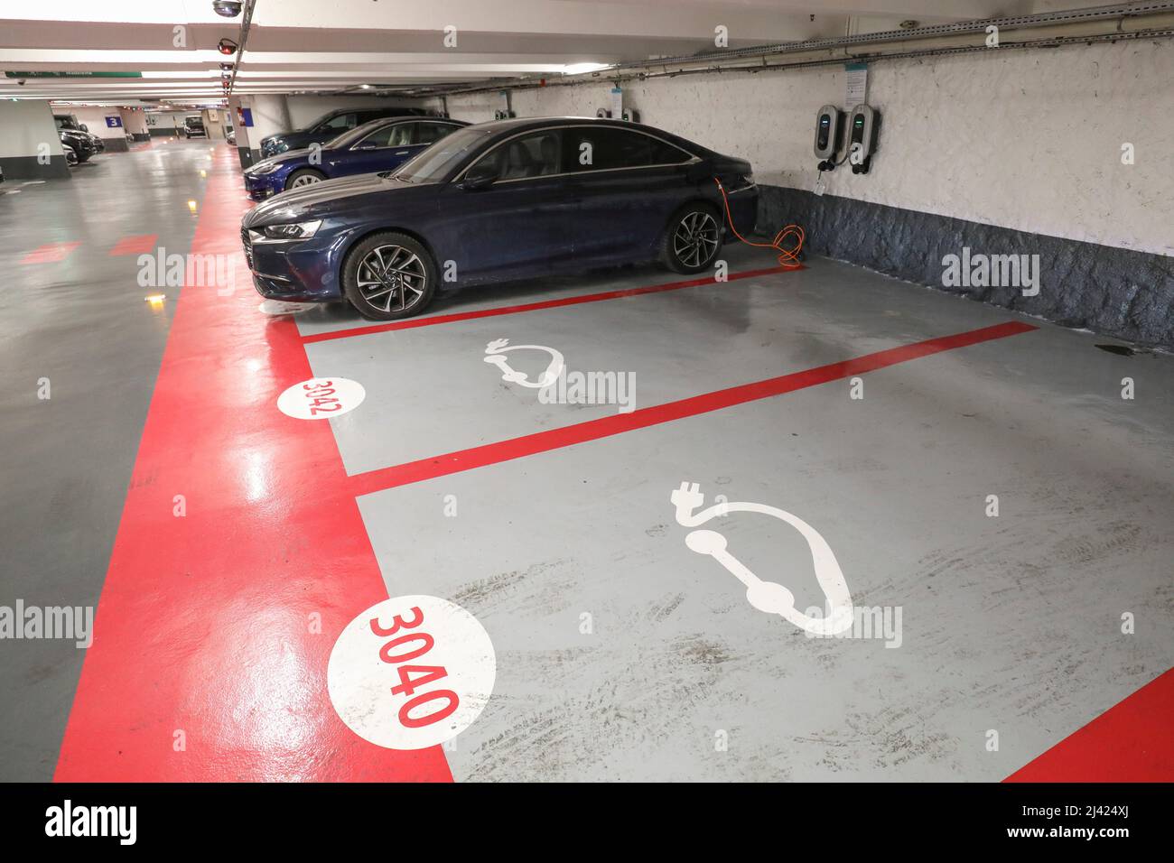 A PARIGI SI APRONO LE PIÙ GRANDI STAZIONI DI RICARICA PER VEICOLI ELETTRICI Foto Stock