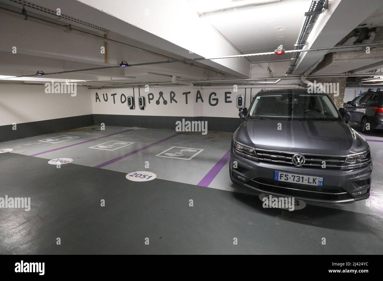 A PARIGI SI APRONO LE PIÙ GRANDI STAZIONI DI RICARICA PER VEICOLI ELETTRICI Foto Stock