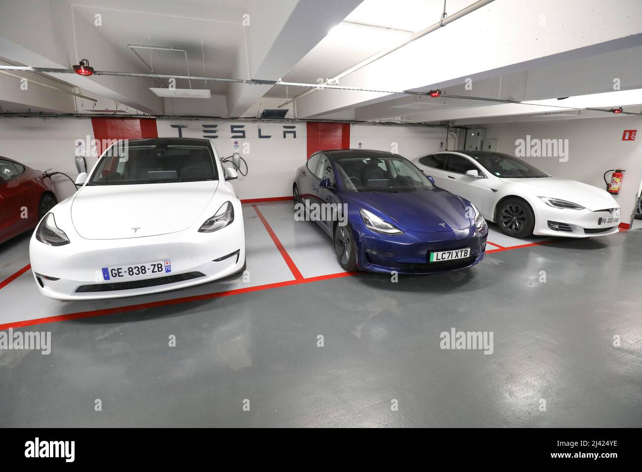 A PARIGI SI APRONO LE PIÙ GRANDI STAZIONI DI RICARICA PER VEICOLI ELETTRICI Foto Stock