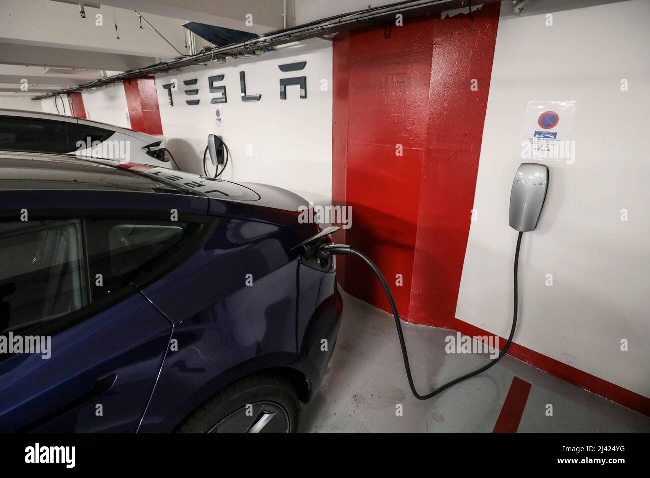 A PARIGI SI APRONO LE PIÙ GRANDI STAZIONI DI RICARICA PER VEICOLI ELETTRICI Foto Stock