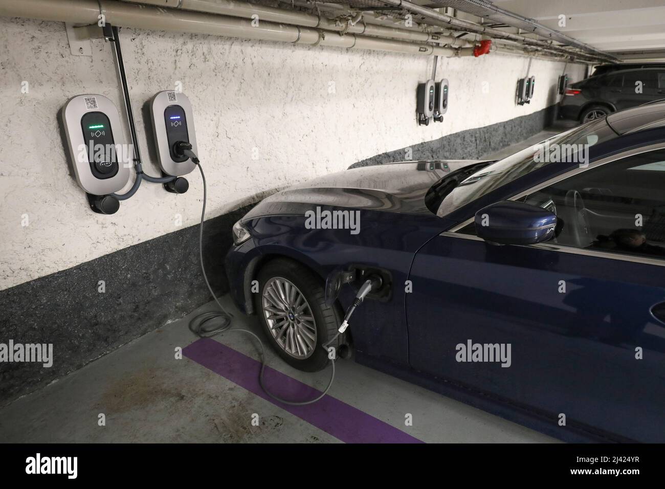 A PARIGI SI APRONO LE PIÙ GRANDI STAZIONI DI RICARICA PER VEICOLI ELETTRICI Foto Stock