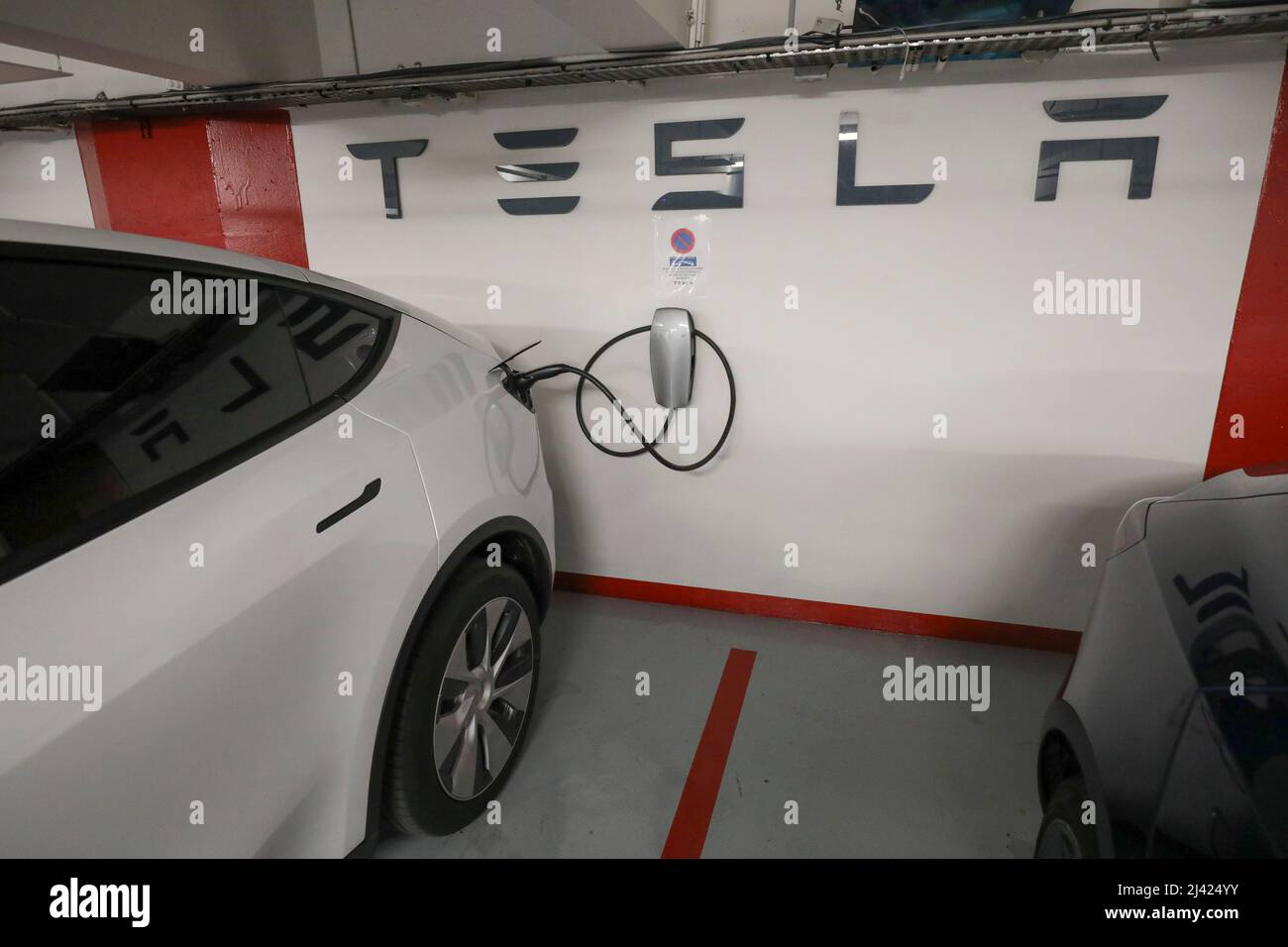 A PARIGI SI APRONO LE PIÙ GRANDI STAZIONI DI RICARICA PER VEICOLI ELETTRICI Foto Stock