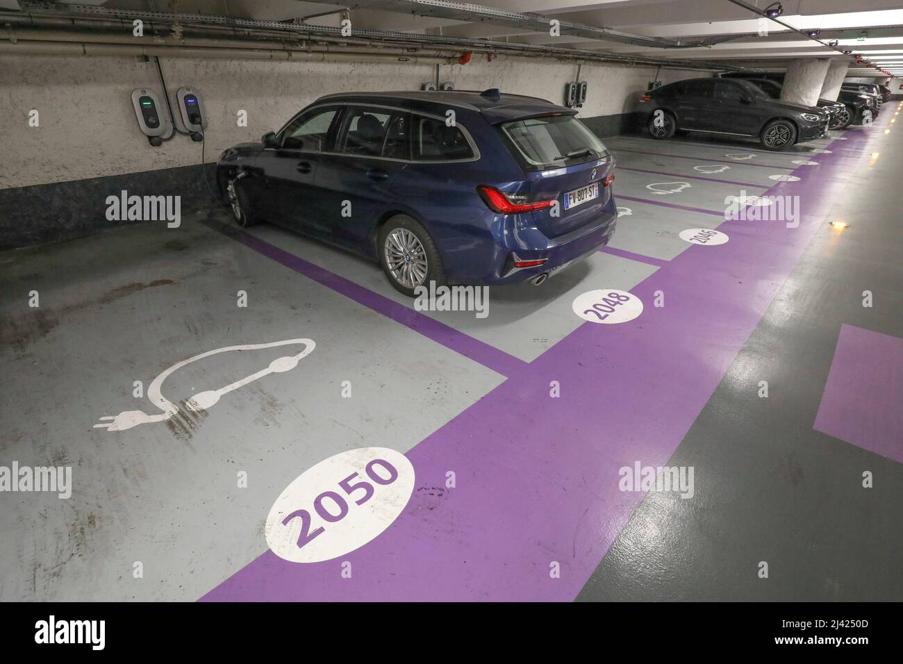 A PARIGI SI APRONO LE PIÙ GRANDI STAZIONI DI RICARICA PER VEICOLI ELETTRICI Foto Stock