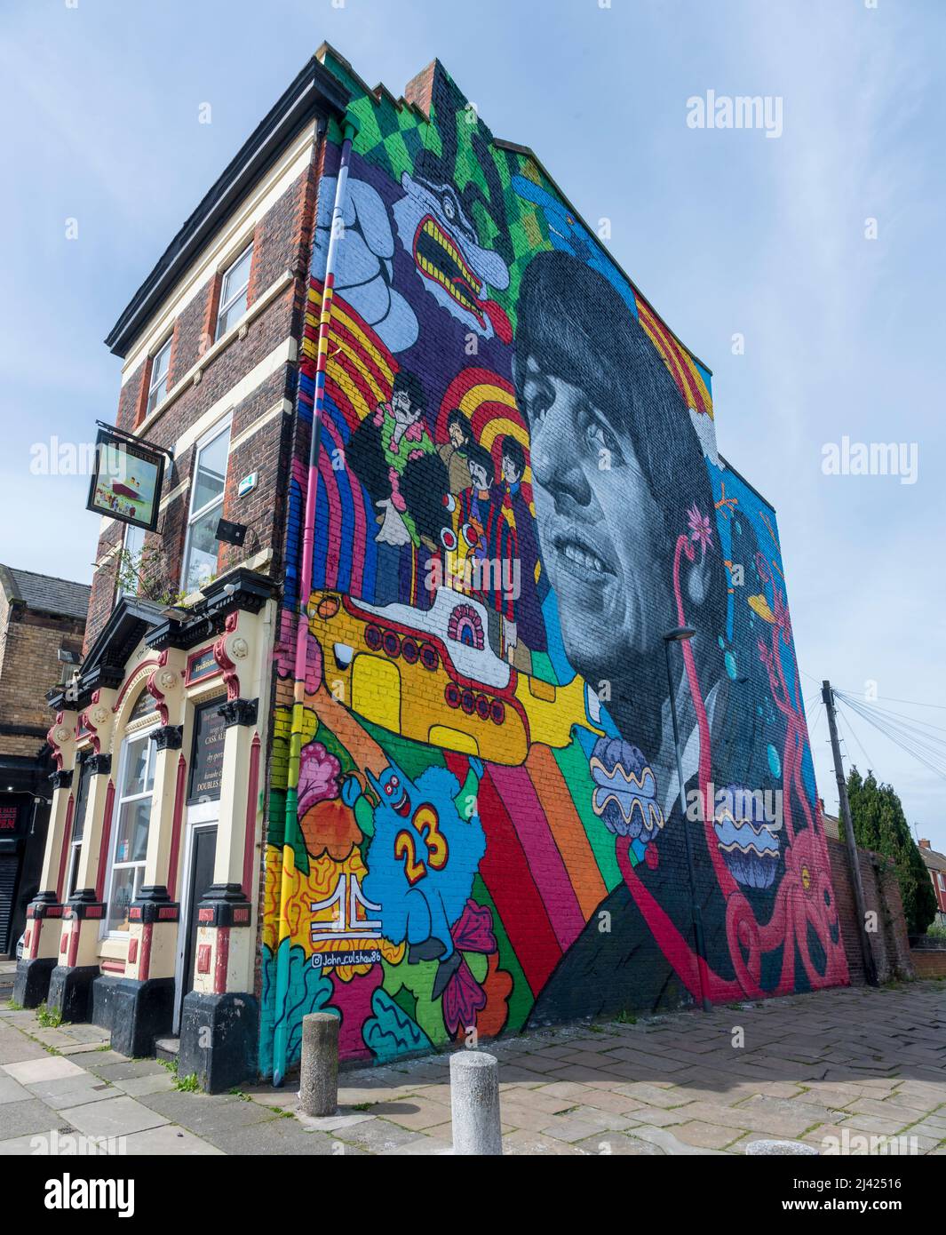 Un murale gigante di Ringo Starr dei Beatles, dipinto dall'artista di Liverpool John Culshaw sull'estremità del timpano dell'Empress Pub in High Park Street a Toxt Foto Stock