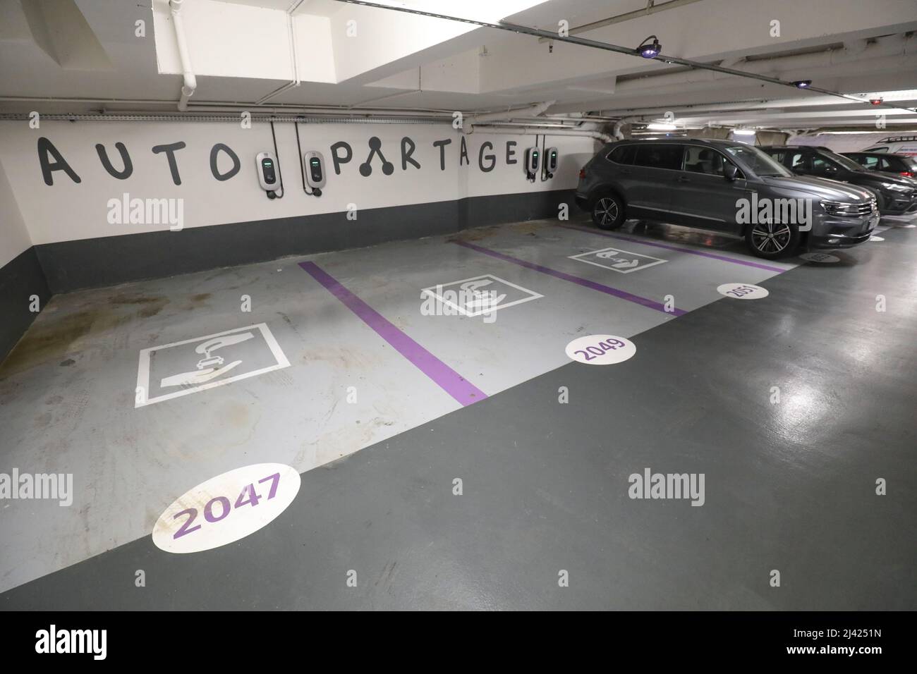 A PARIGI SI APRONO LE PIÙ GRANDI STAZIONI DI RICARICA PER VEICOLI ELETTRICI Foto Stock