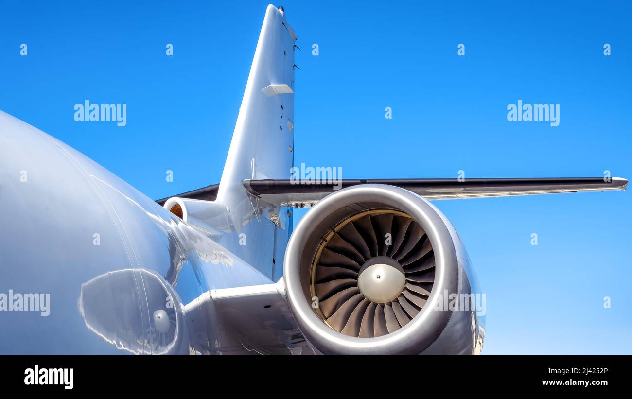 motore jet di un moderno aeroplano agaista un cielo blu Foto Stock