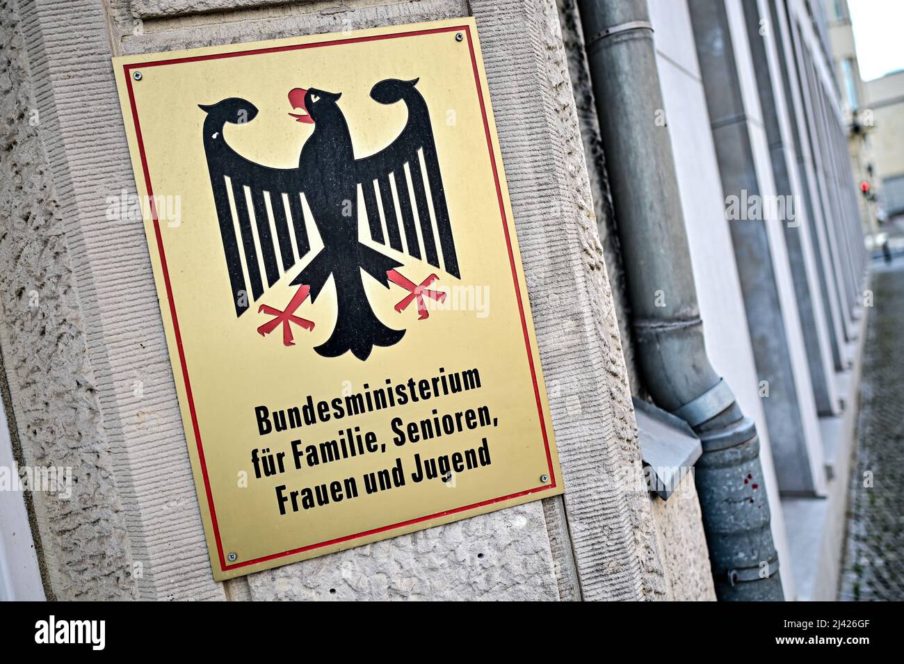 Berlino, Germania. 11th Apr 2022. Il segno del Ministero federale della famiglia, degli anziani, delle donne e dei giovani si trova sulla facciata esterna dell'edificio. Il ministro della Famiglia Spiegel si è dimesso. Credit: Fabian Sommer/dpa/Alamy Live News Foto Stock