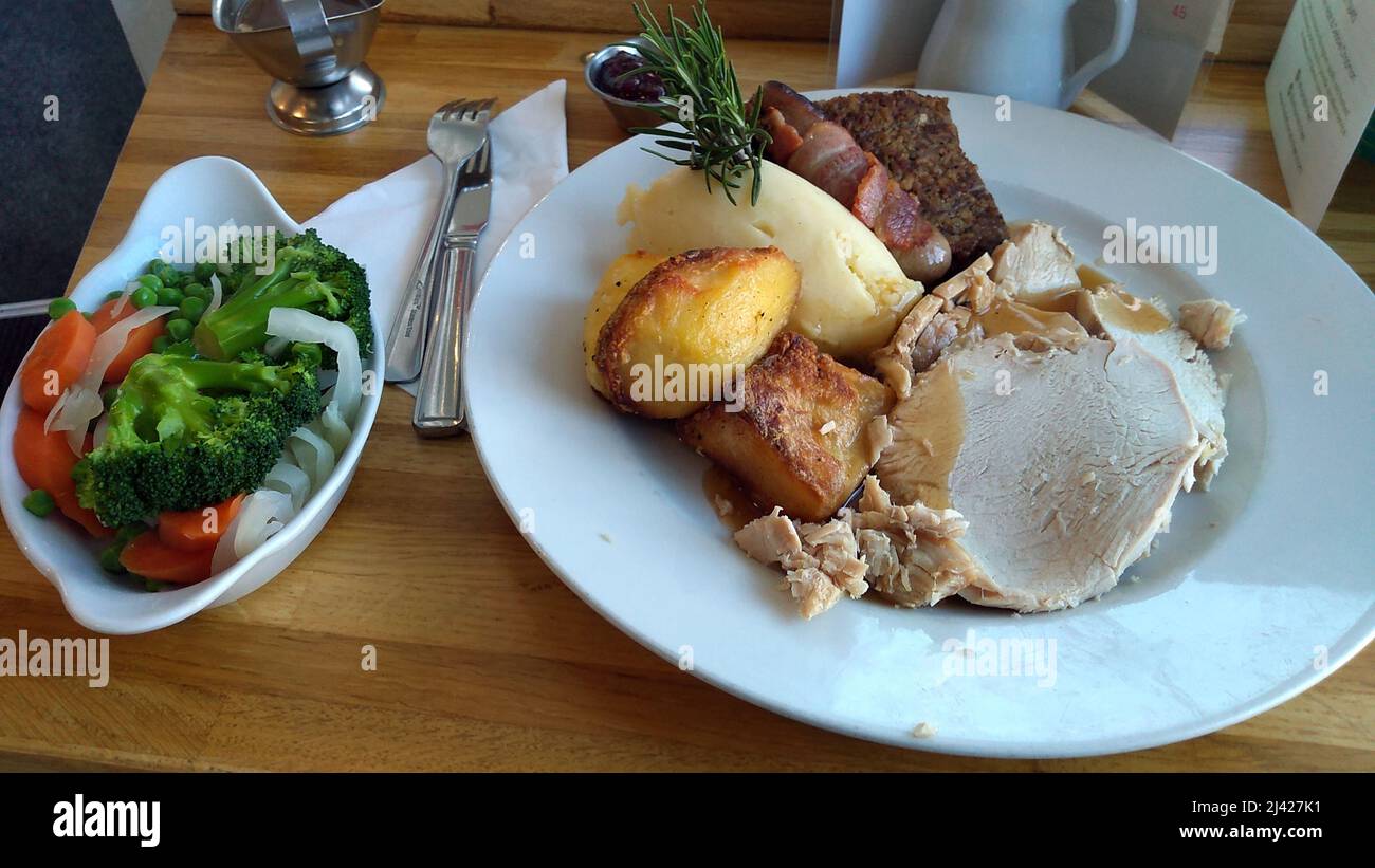 LYTHAM. LANCASHIRE. INGHILTERRA. 11-14-21. Un pranzo al tacchino arrosto servito con ripieno, maiale in coperta e patate arrosto. C'è anche un ordine secondario di ve Foto Stock