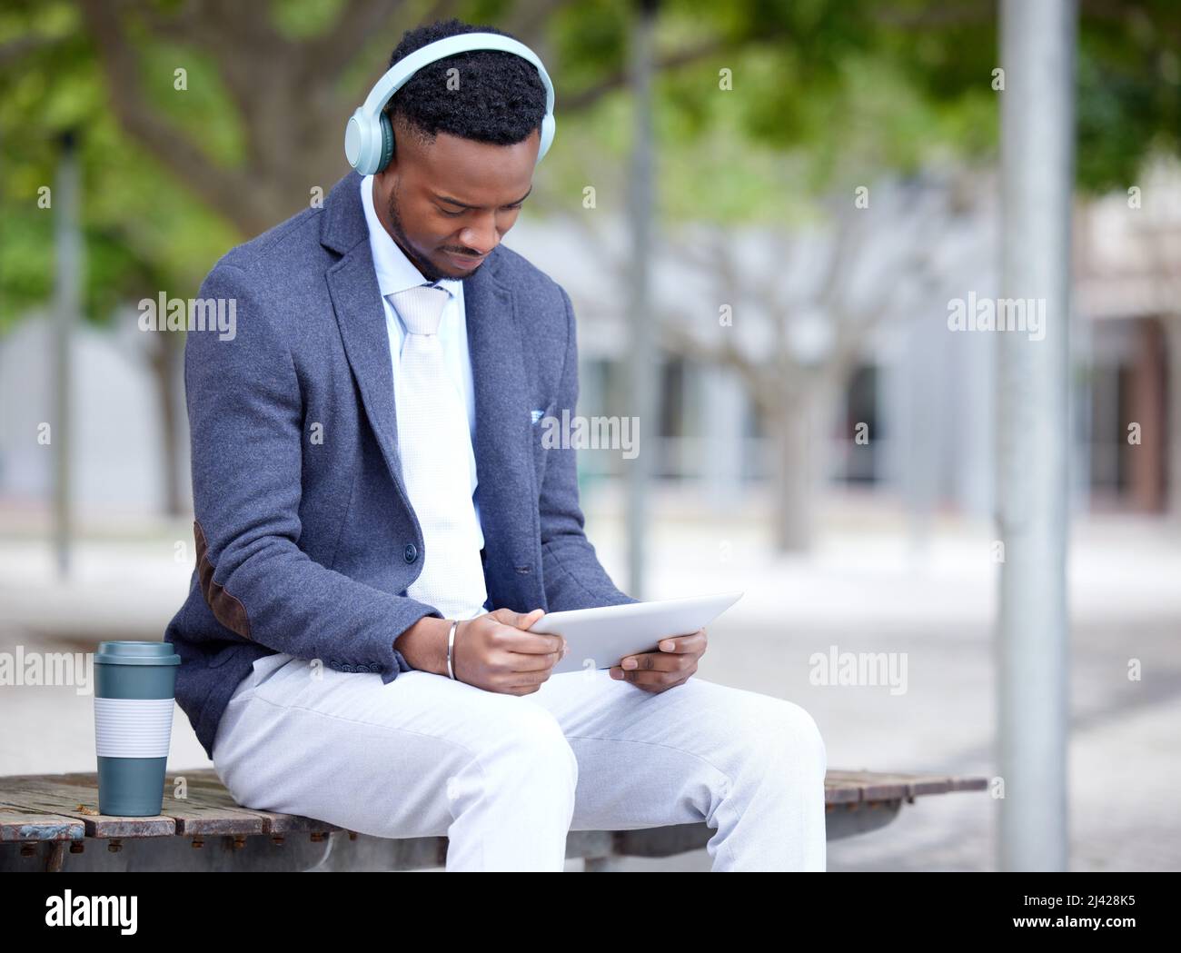 Nessun capolavoro è mai stato creato da un artista pigro. Scatto di un giovane uomo d'affari usando un tablet fuori della città. Foto Stock