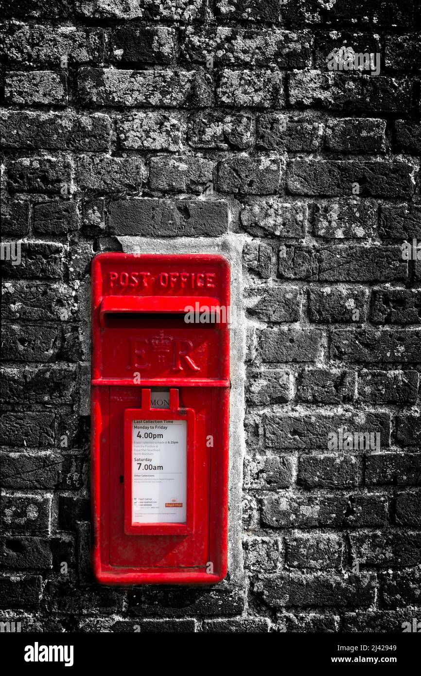 Ufficio postale del Regno Unito Red Letter Box - situato a Norfolk Foto Stock