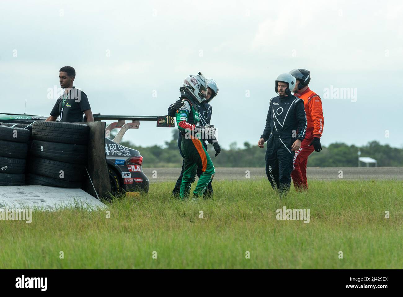 Rio de Janeiro, Rio de Janeiro, Brasile. 10th Apr 2022. (INT) Stock Car Pro Series Race-Galeao. 10 aprile 2022, Rio de Janeiro, Brasile: Daniel Serra ha guidato la prima gara dall'inizio alla fine, ma Marcos Gomes ha vinto la seconda tappa impegnativa decisiva all'ultimo giro della serie stock car pro sorpassando lui durante la bandiera gialla.Credit: Carlos Santos/Thenews2 (Credit Image: © Carlos Santtos/TheNEWS2 via ZUMA Press Wire) Foto Stock