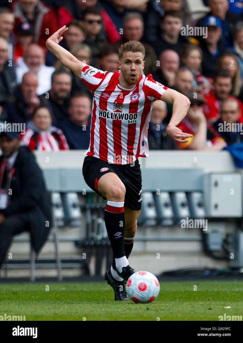 Kristoffer Ajer di Brentford in azione durante la partita della Premier League al Brentford Community Stadium di Londra. Data foto: Domenica 10 aprile 2022. Foto Stock