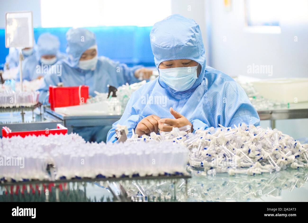 HUAI'AN, CINA - 11 APRILE 2022 - i lavoratori trattano i dispositivi di infusione medica in un workshop a Huai 'an, provincia di Jiangsu, Cina, 11 aprile 2022. Foto Stock