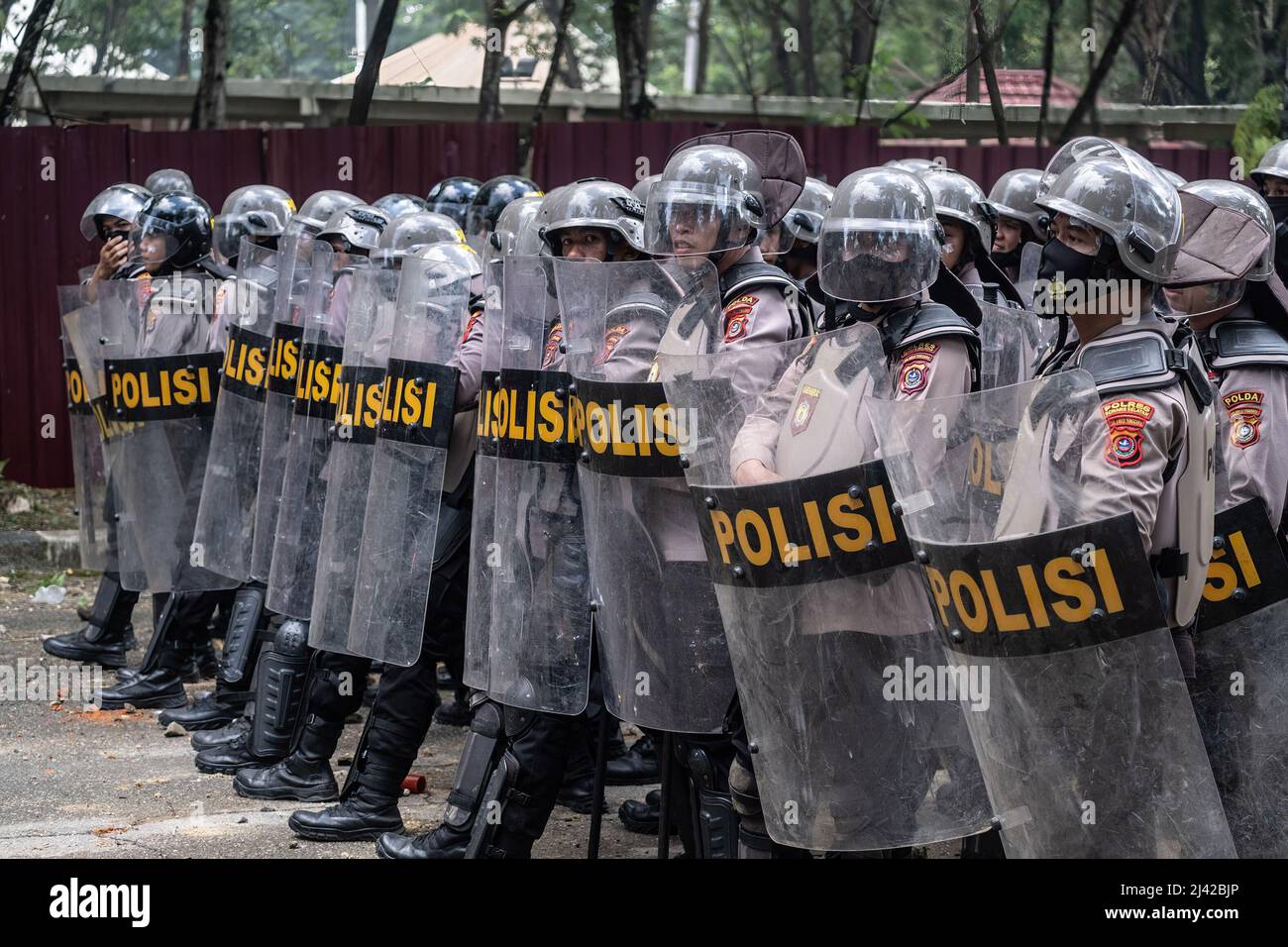 Kendari, Indonesia. 11th Apr 2022. Gli ufficiali di polizia si muovono verso i manifestanti con scudi di polizia durante la protesta. La manifestazione è stata condotta portando al governo diverse richieste, tra cui il rifiuto dell'aumento dei prezzi dei carburanti e il rifiuto di essere presidente per tre condizioni. (Foto di Andry Denisah/SOPA Images/Sipa USA) Credit: Sipa USA/Alamy Live News Foto Stock