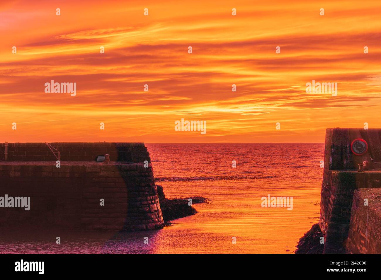 Il sole si riflette nel mare all'alba, colori dorati, riflessi Foto stock -  Alamy