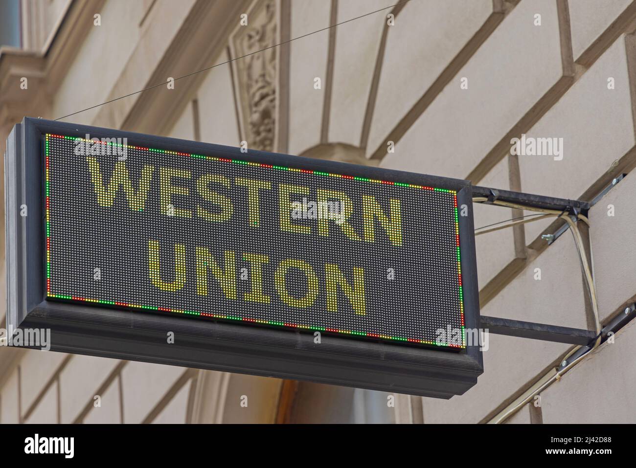 Belgrado, Serbia - 09 aprile 2022: Western Union Money Transfer LED Sign Display Box Exchange Office at Building. Foto Stock