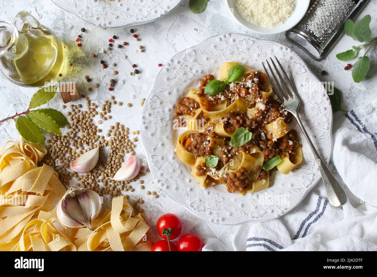 Pappardelle con ragù di lenticchie su sfondo chiaro. Cibo vegano e vegetariano. Foto Stock