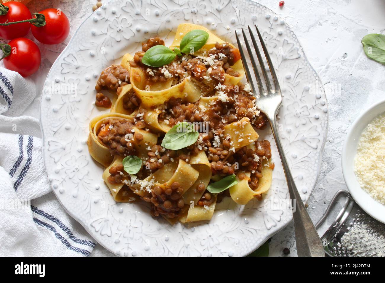 Pappardelle con ragù di lenticchie su sfondo chiaro. Cibo vegano e vegetariano. Foto Stock