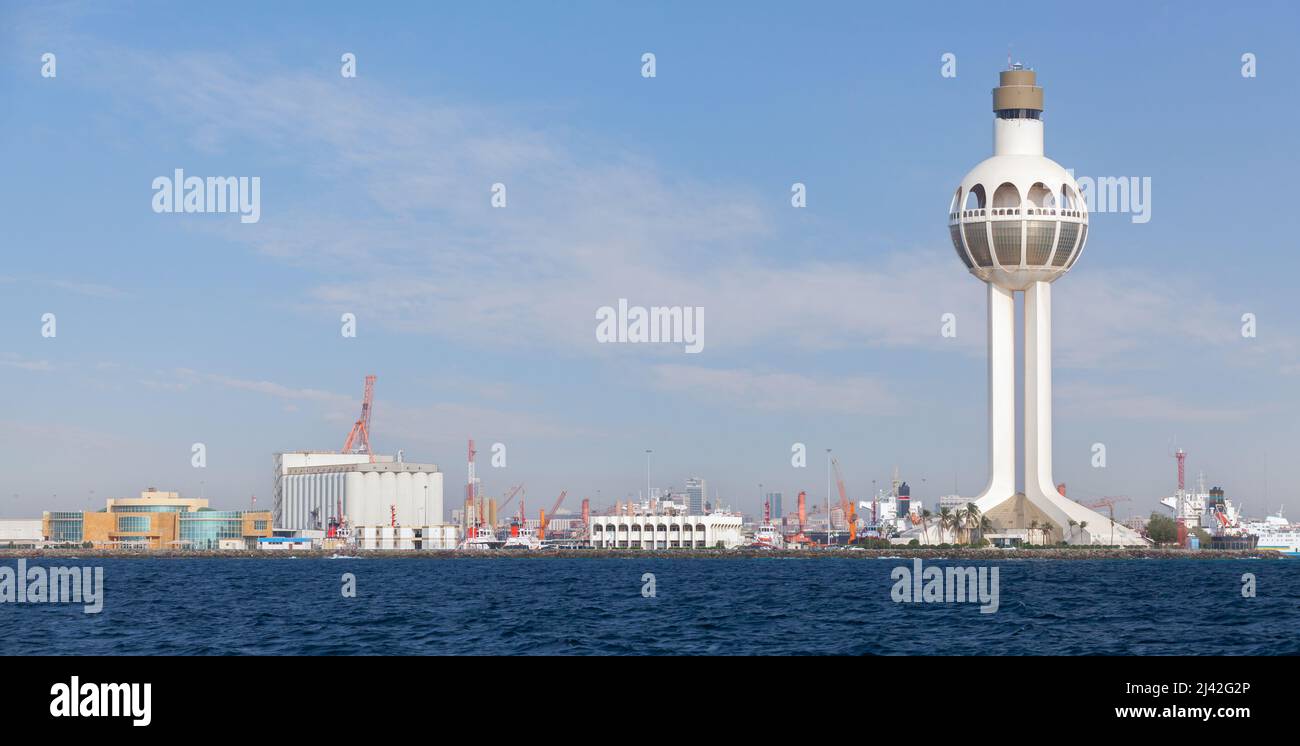 Porto di Jeddah, Arabia Saudita. Skyline con torre bianca di controllo del traffico Foto Stock
